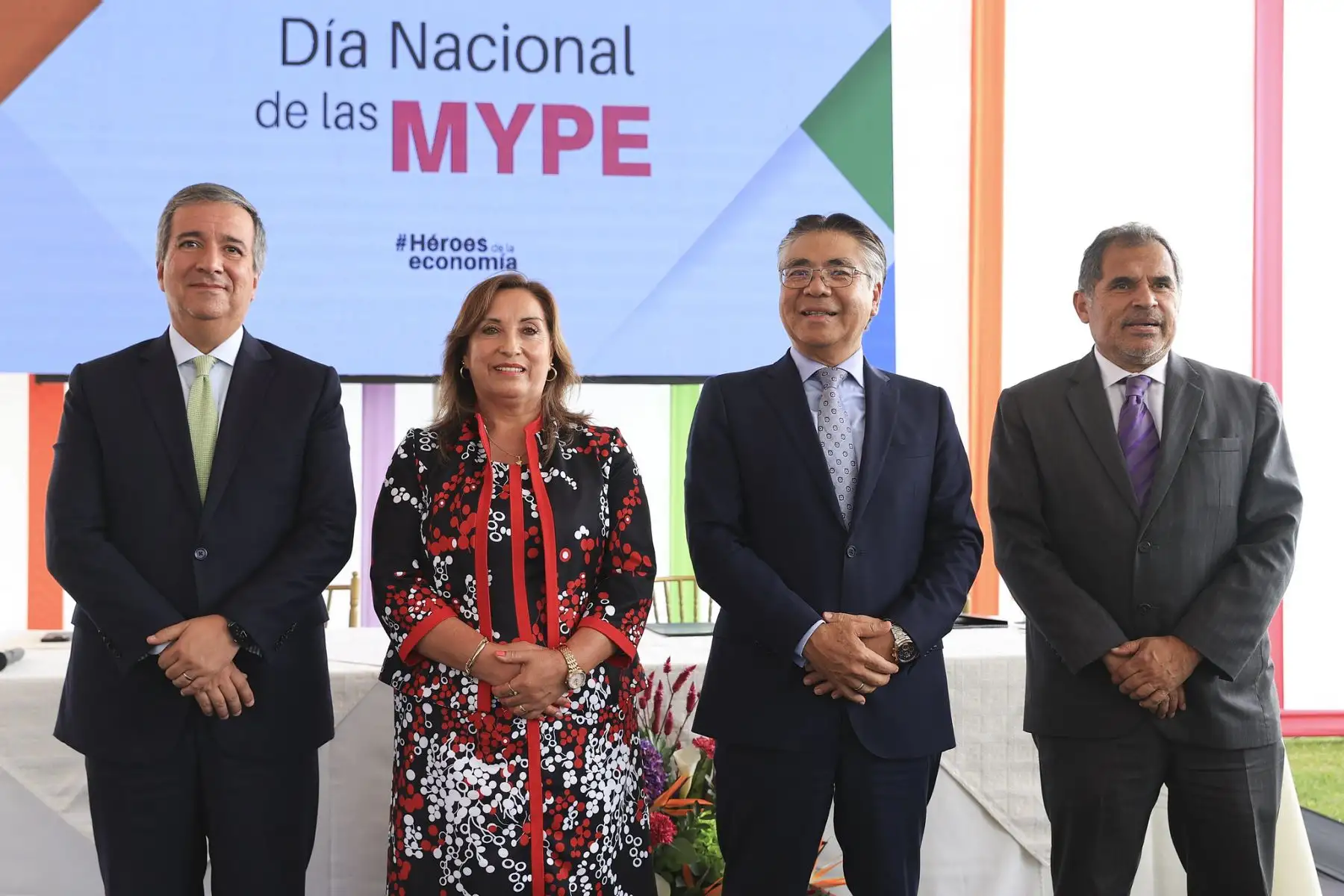 La Sociedad Nacional de Industrias celebra  el Día Nacional de la MYPE, donde presentó ante las autoridades propuestas de reactivación para impulsar el crecimiento de este sector.
En el evento participaron el Ing. Jesús Salazar Nishi, presidente de la Sociedad Nacional de Industrias; la presidenta de la República, Dina Boluarte;, el ministro de Comercio Exterior y Turismo, Juan Carlos Mathews y el ministro de Producción, Raúl Pérez-Reyes.
Foto: ANDINA/Presidencia Perú