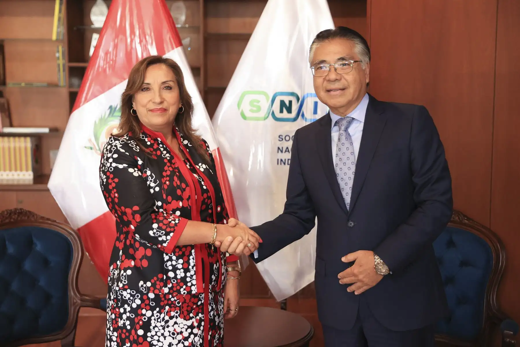 La Sociedad Nacional de Industrias celebra  el Día Nacional de la MYPE, donde presentó ante las autoridades propuestas de reactivación para impulsar el crecimiento de este sector.
En el evento participaron el Ing. Jesús Salazar Nishi, presidente de la Sociedad Nacional de Industrias; la presidenta de la República, Dina Boluarte;, el ministro de Comercio Exterior y Turismo, Juan Carlos Mathews y el ministro de Producción, Raúl Pérez-Reyes.
Foto: ANDINA/Presidencia Perú