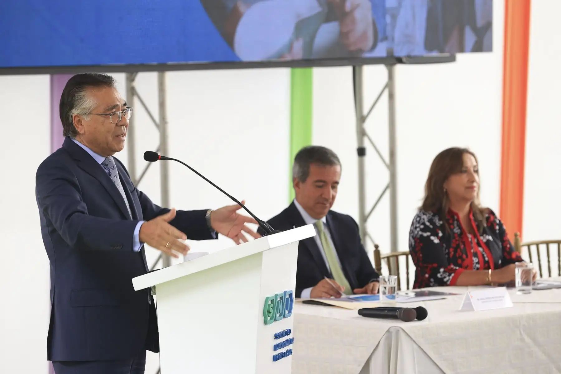 La Sociedad Nacional de Industrias celebra  el Día Nacional de la MYPE, donde presentó ante las autoridades propuestas de reactivación para impulsar el crecimiento de este sector.
En el evento participaron el Ing. Jesús Salazar Nishi, presidente de la Sociedad Nacional de Industrias; la presidenta de la República, Dina Boluarte;, el ministro de Comercio Exterior y Turismo, Juan Carlos Mathews y el ministro de Producción, Raúl Pérez-Reyes.
Foto: ANDINA/Presidencia Perú