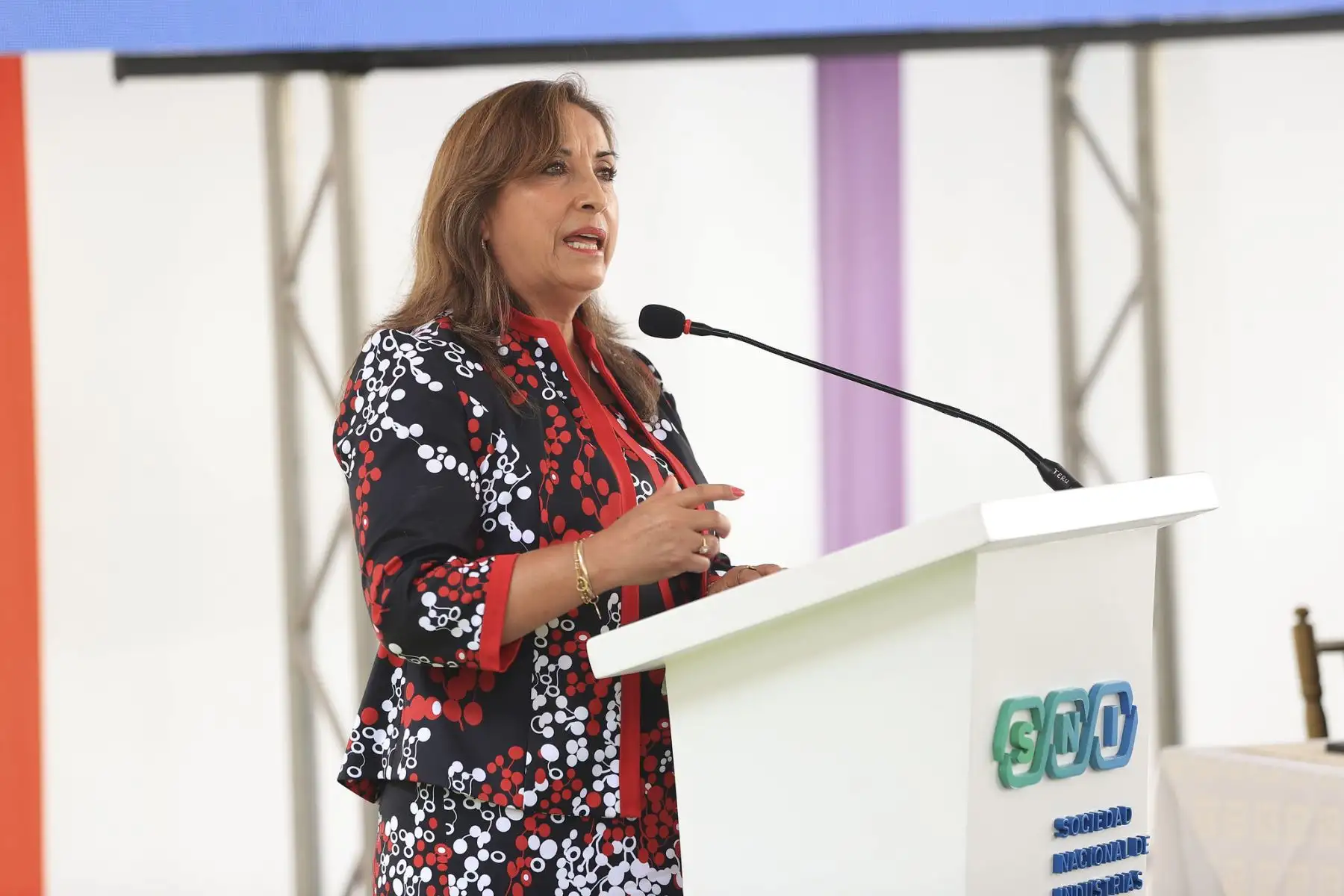 La Sociedad Nacional de Industrias celebra  el Día Nacional de la MYPE, donde presentó ante las autoridades propuestas de reactivación para impulsar el crecimiento de este sector.
En el evento participaron el Ing. Jesús Salazar Nishi, presidente de la Sociedad Nacional de Industrias; la presidenta de la República, Dina Boluarte;, el ministro de Comercio Exterior y Turismo, Juan Carlos Mathews y el ministro de Producción, Raúl Pérez-Reyes.
Foto: ANDINA/Presidencia Perú