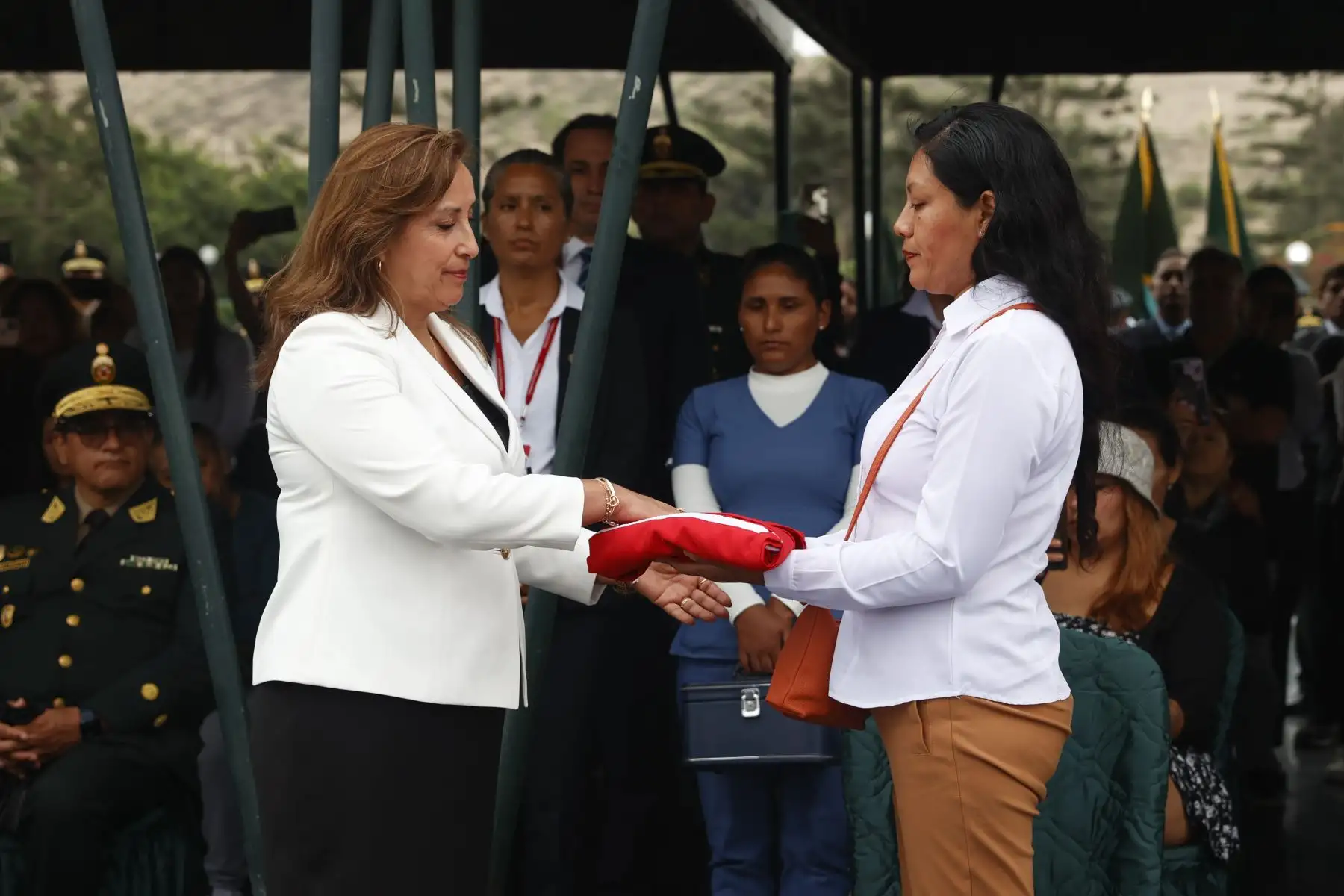 La presidenta Dina Boluarte, junto con el ministro del Interior y altos mandos de la Policía Nacional, participó en la ceremonia fúnebre de la suboficial de segunda de la Policía Nacional del Perú, Olenka Cabrera Machacuay, fallecida durante una operación contra la delincuencia en Puno.
Foto: ANDINA/Presidencia Perú