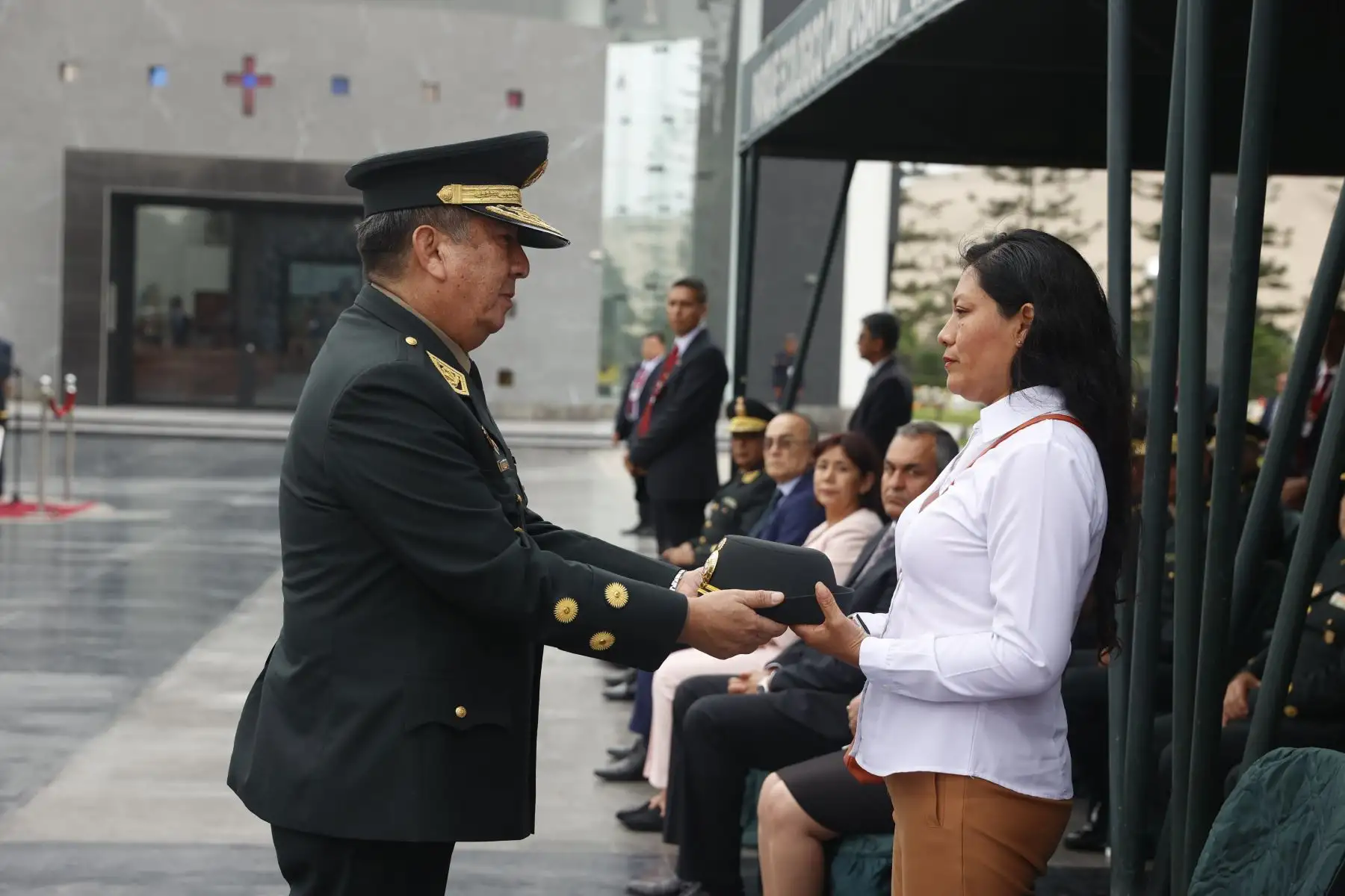 La presidenta Dina Boluarte, junto con el ministro del Interior y altos mandos de la Policía Nacional, participó en la ceremonia fúnebre de la suboficial de segunda de la Policía Nacional del Perú, Olenka Cabrera Machacuay, fallecida durante una operación contra la delincuencia en Puno.
Foto: ANDINA/Presidencia Perú