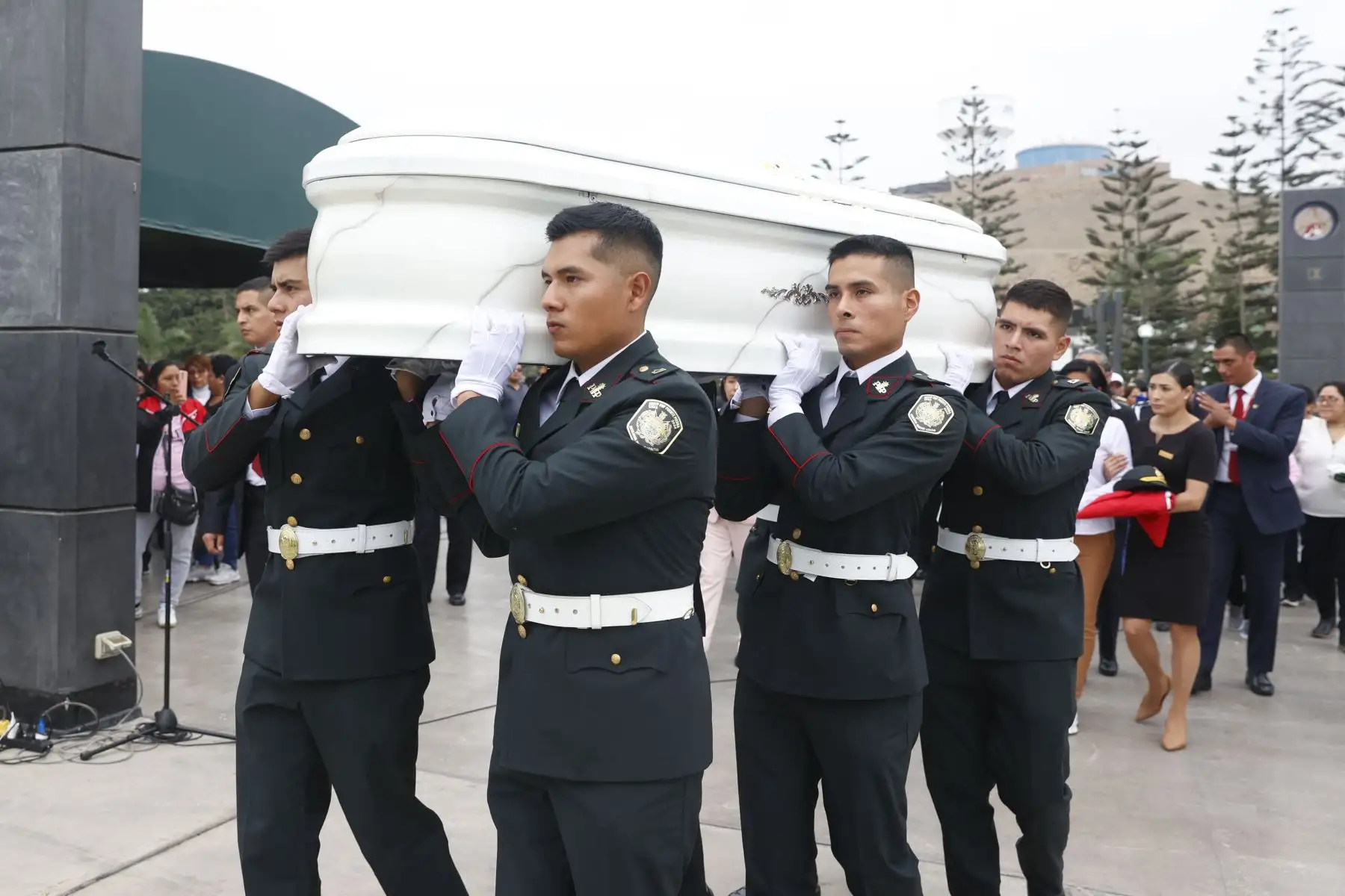 La presidenta Dina Boluarte, junto con el ministro del Interior y altos mandos de la Policía Nacional, participó en la ceremonia fúnebre de la suboficial de segunda de la Policía Nacional del Perú, Olenka Cabrera Machacuay, fallecida durante una operación contra la delincuencia en Puno.
Foto: ANDINA/Presidencia Perú