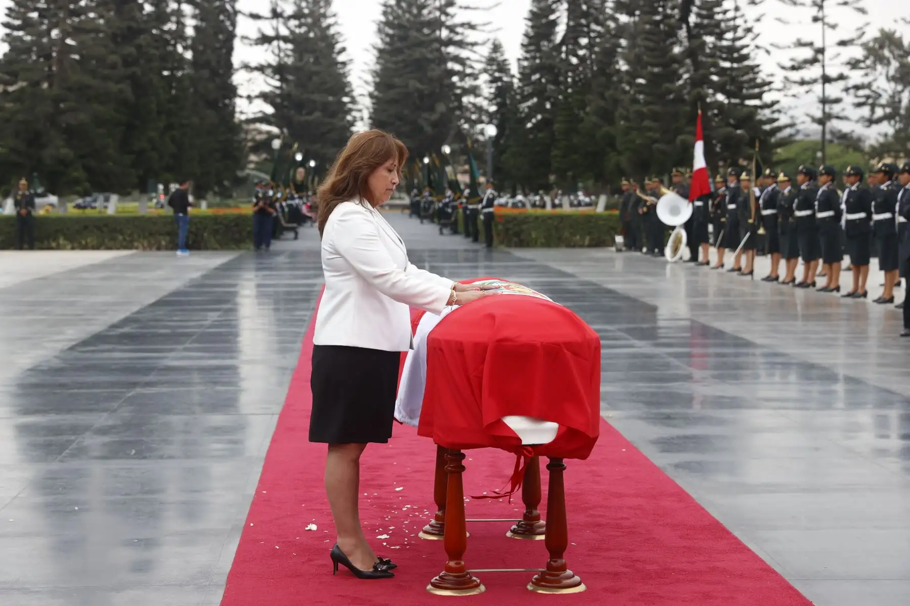 La presidenta Dina Boluarte, junto con el ministro del Interior y altos mandos de la Policía Nacional, participó en la ceremonia fúnebre de la suboficial de segunda de la Policía Nacional del Perú, Olenka Cabrera Machacuay, fallecida durante una operación contra la delincuencia en Puno.
Foto: ANDINA/Presidencia Perú