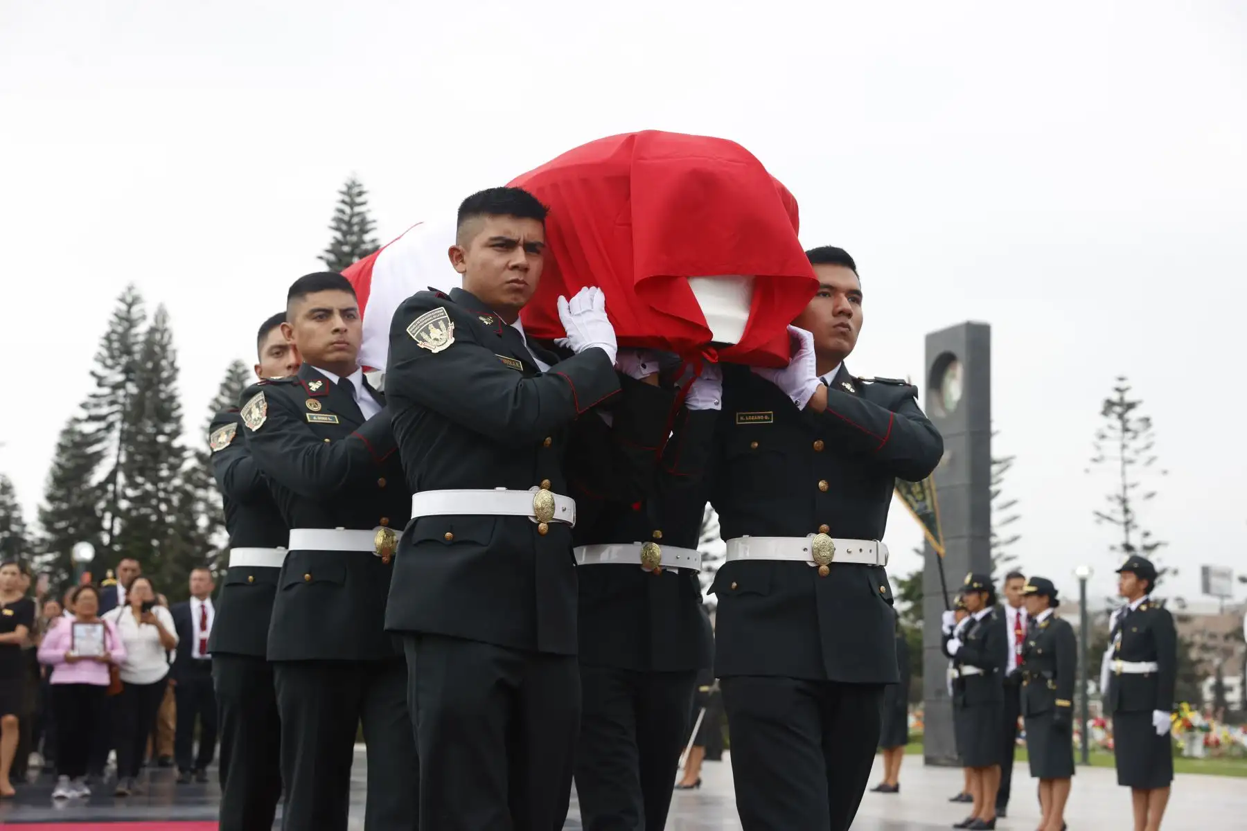 La presidenta Dina Boluarte, junto con el ministro del Interior y altos mandos de la Policía Nacional, participó en la ceremonia fúnebre de la suboficial de segunda de la Policía Nacional del Perú, Olenka Cabrera Machacuay, fallecida durante una operación contra la delincuencia en Puno.
Foto: ANDINA/Presidencia Perú