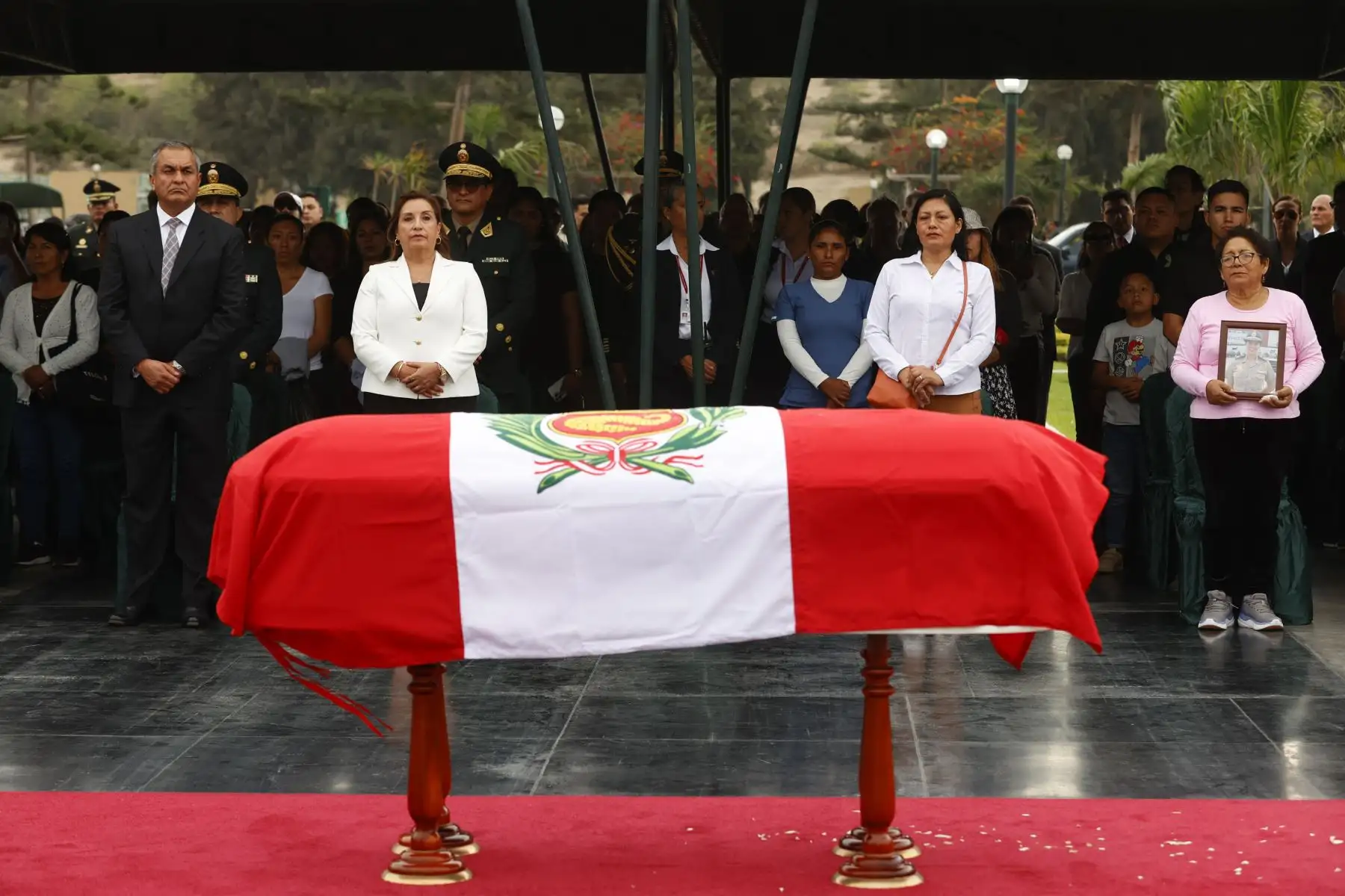 La presidenta Dina Boluarte, junto con el ministro del Interior y altos mandos de la Policía Nacional, participó en la ceremonia fúnebre de la suboficial de segunda de la Policía Nacional del Perú, Olenka Cabrera Machacuay, fallecida durante una operación contra la delincuencia en Puno.
Foto: ANDINA/Presidencia Perú