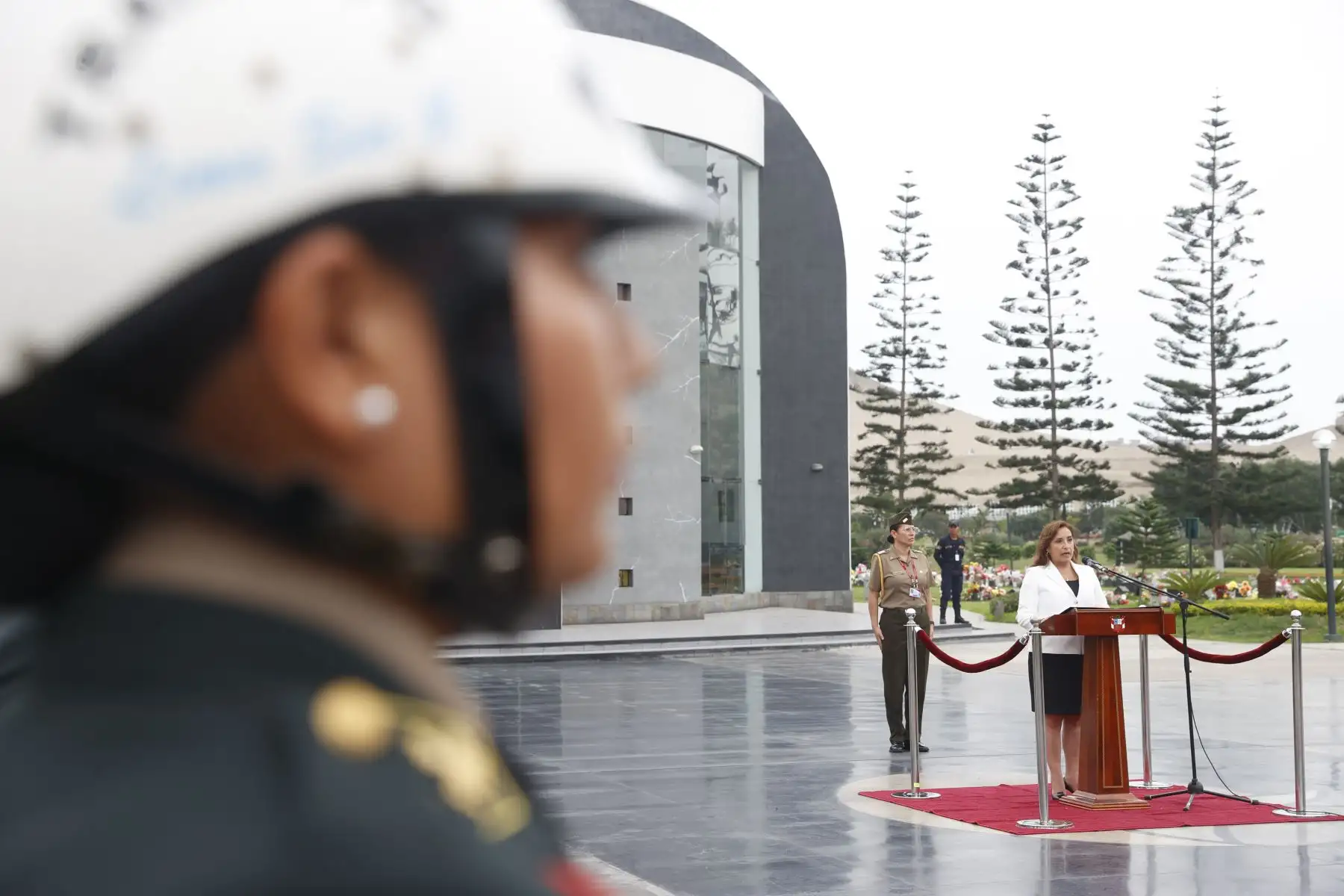 La presidenta Dina Boluarte, junto con el ministro del Interior y altos mandos de la Policía Nacional, participó en la ceremonia fúnebre de la suboficial de segunda de la Policía Nacional del Perú, Olenka Cabrera Machacuay, fallecida durante una operación contra la delincuencia en Puno.
Foto: ANDINA/Presidencia Perú