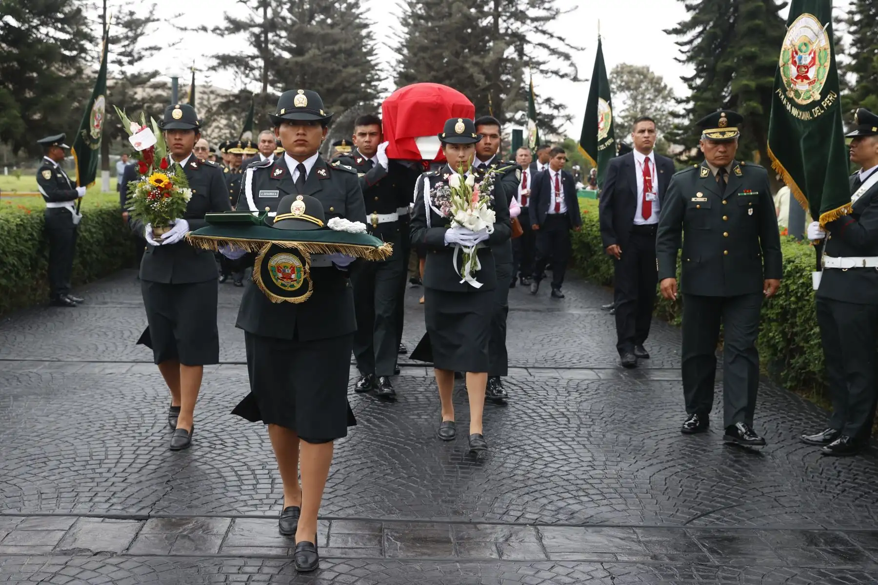 La presidenta Dina Boluarte, junto con el ministro del Interior y altos mandos de la Policía Nacional, participó en la ceremonia fúnebre de la suboficial de segunda de la Policía Nacional del Perú, Olenka Cabrera Machacuay, fallecida durante una operación contra la delincuencia en Puno.
Foto: ANDINA/Presidencia Perú