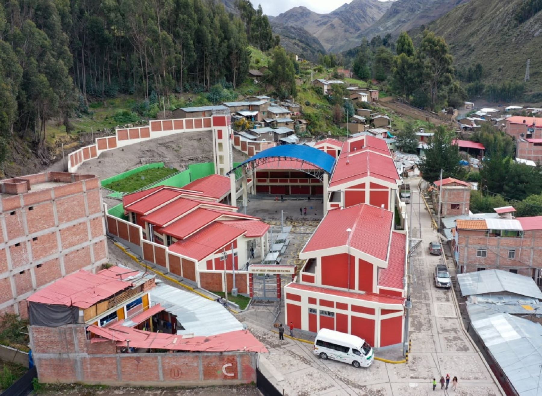 Más de 450 estudiantes se beneficiaron con la inauguración de las nuevas instalaciones de colegio ubicado en el distrito de Huallanca, provincia de Bolognesi, región Áncash, destacó el Pronied.