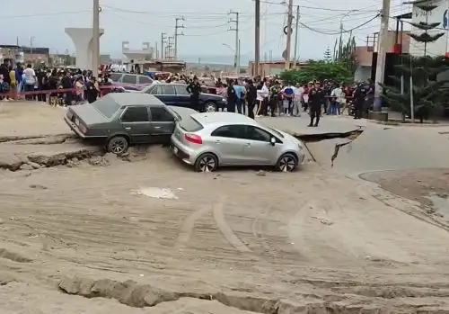 Cierran la Panamericana Norte por hundimiento de tierra en distrito de Chancay, región Lima.