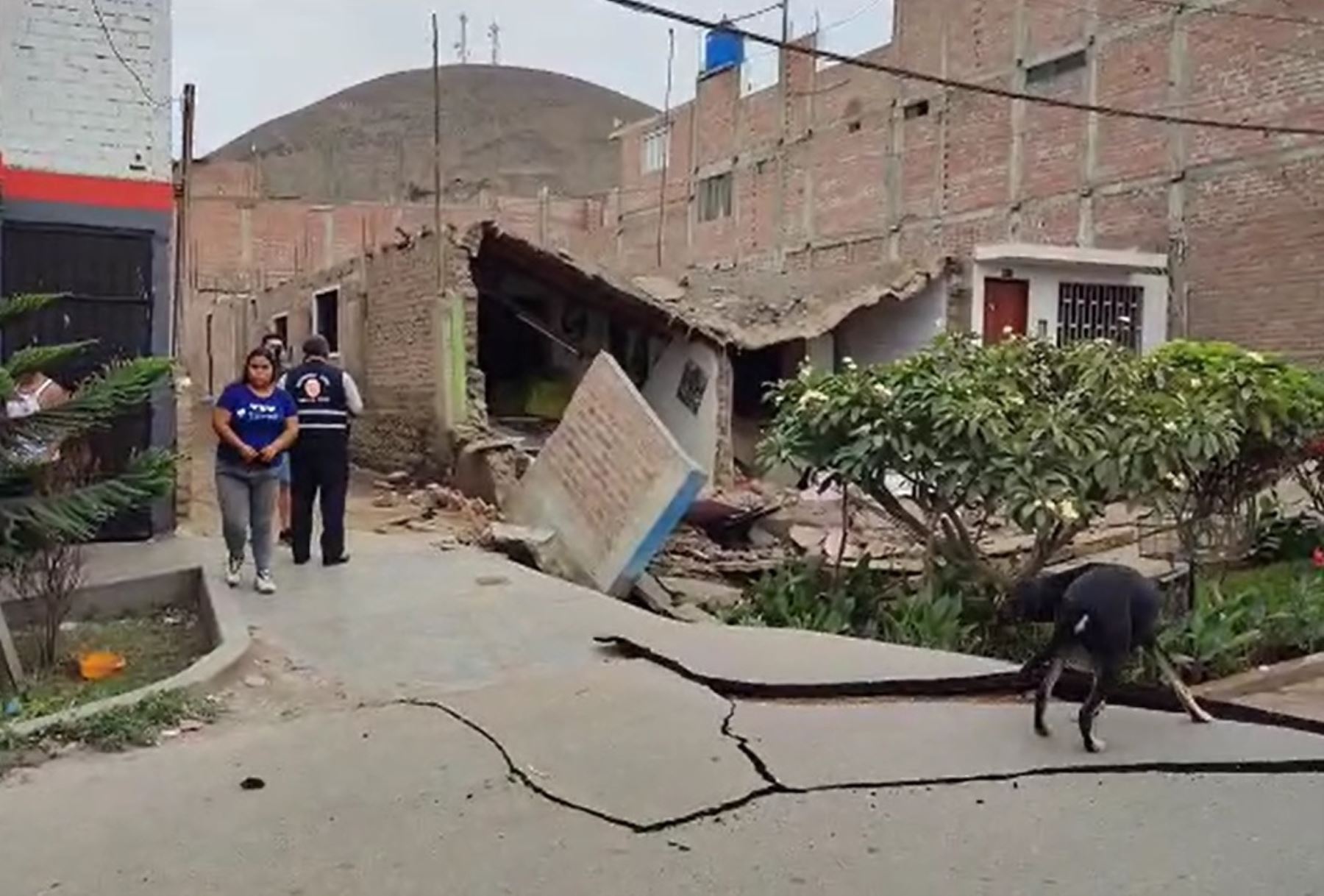 Pobladores demandan atención por los daños causados a las viviendas a causa del hundimiento de terreno en Chancay. ANDINA/Difusión