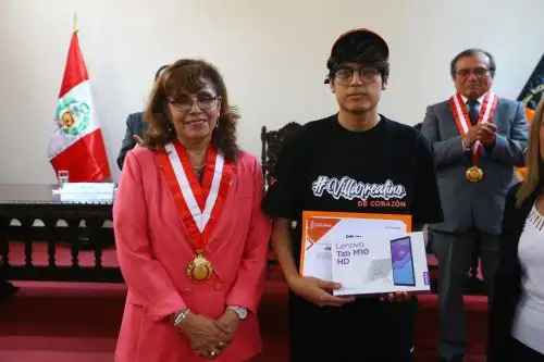 "Cuando recibí la llamada (de que era el primer lugar), pensé que era una broma, así que colgué”, comentó Jairo Paredes, de 20 años, primer puesto en el examen de admisión 2023 a la UNFV. Foto: ANDINA/Eddy Ramos