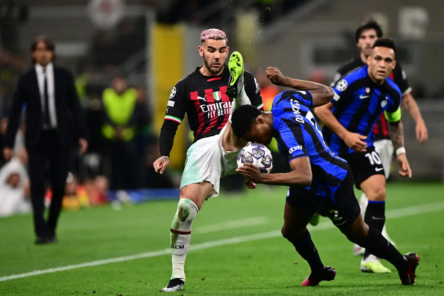El defensor francés del AC Milan, Theo Hernández (C), y el mediocampista holandés del Inter de Milán, Denzel Dumfries, van por el balón durante el partido de fútbol de vuelta de la semifinal de la Liga de Campeones de la UEFA entre el Inter de Milán y el AC Milan el 16 de mayo de 2023 en el tyhe Giuseppe-Meazza (San Siro) estadio de Milán.
Foto: AFP