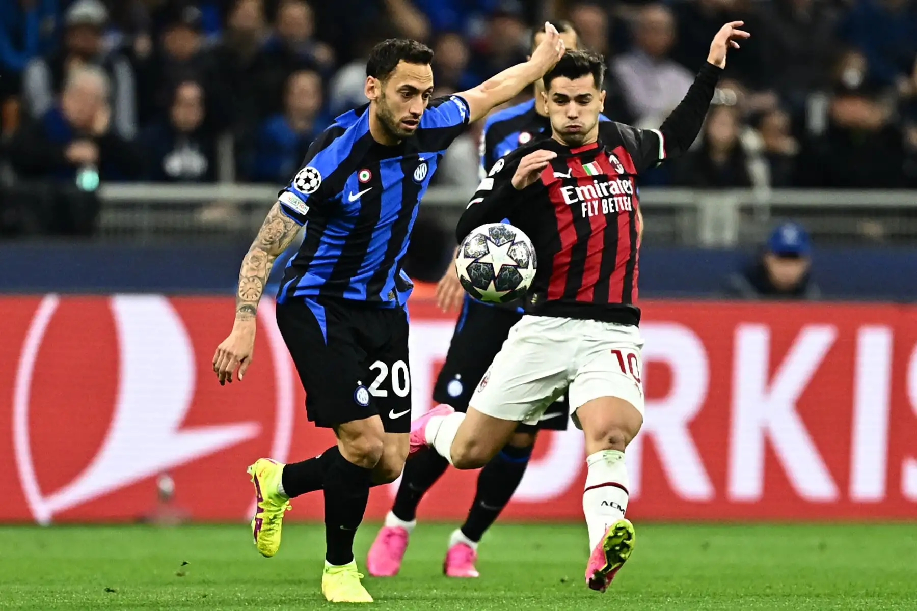 El centrocampista turco del Inter de Milán, Hakan Calhanoglu (L), y el centrocampista español del AC Milan, Brahim Díaz, van por el balón durante el partido de fútbol de vuelta de la semifinal de la Liga de Campeones de la UEFA entre el Inter de Milán y el AC Milan el 16 de mayo de 2023 en el tyhe Giuseppe-Meazza (San Siro) estadio de Milán.
Foto: AFP