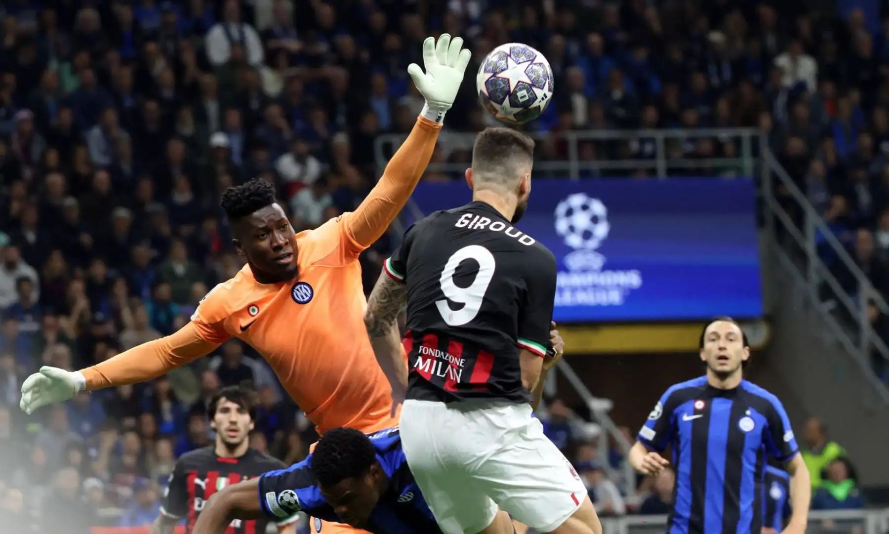 El portero del Inter de Milán, Andre Onana (L), en acción contra Olivier Giroud del AC Milan durante el partido de fútbol de vuelta de la semifinal de la Liga de Campeones de la UEFA entre el FC Inter y el AC Milan, en Milán, Italia, el 16 de mayo de 2023.
Foto: EFE