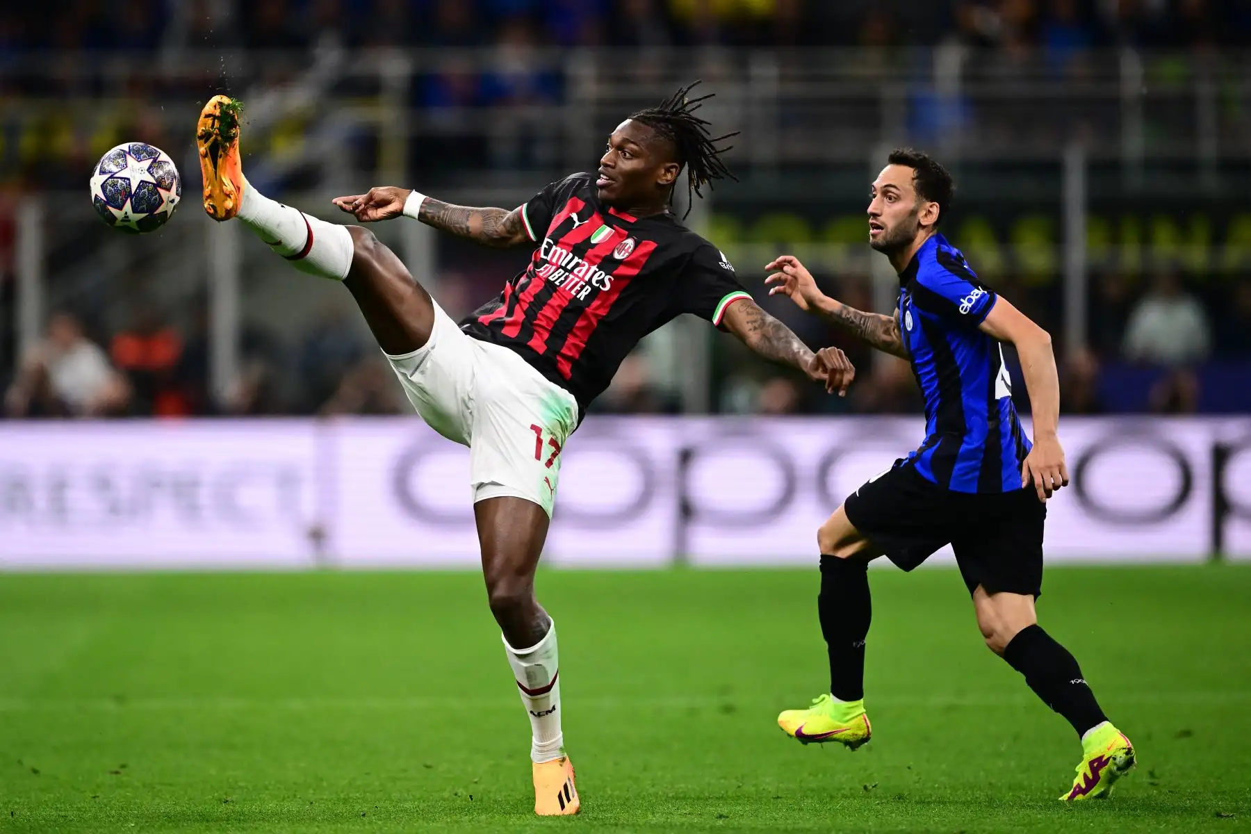 El delantero portugués del AC Milan, Rafael Leao (L), va por el balón por delante del mediocampista turco del Inter de Milán, Hakan Calhanoglu, durante el partido de fútbol de vuelta de la semifinal de la Liga de Campeones de la UEFA entre el Inter de Milán y el AC Milan el 16 de mayo de 2023 en el tyhe Giuseppe-Meazza ( San Siro) estadio de Milán.
Foto: AFP