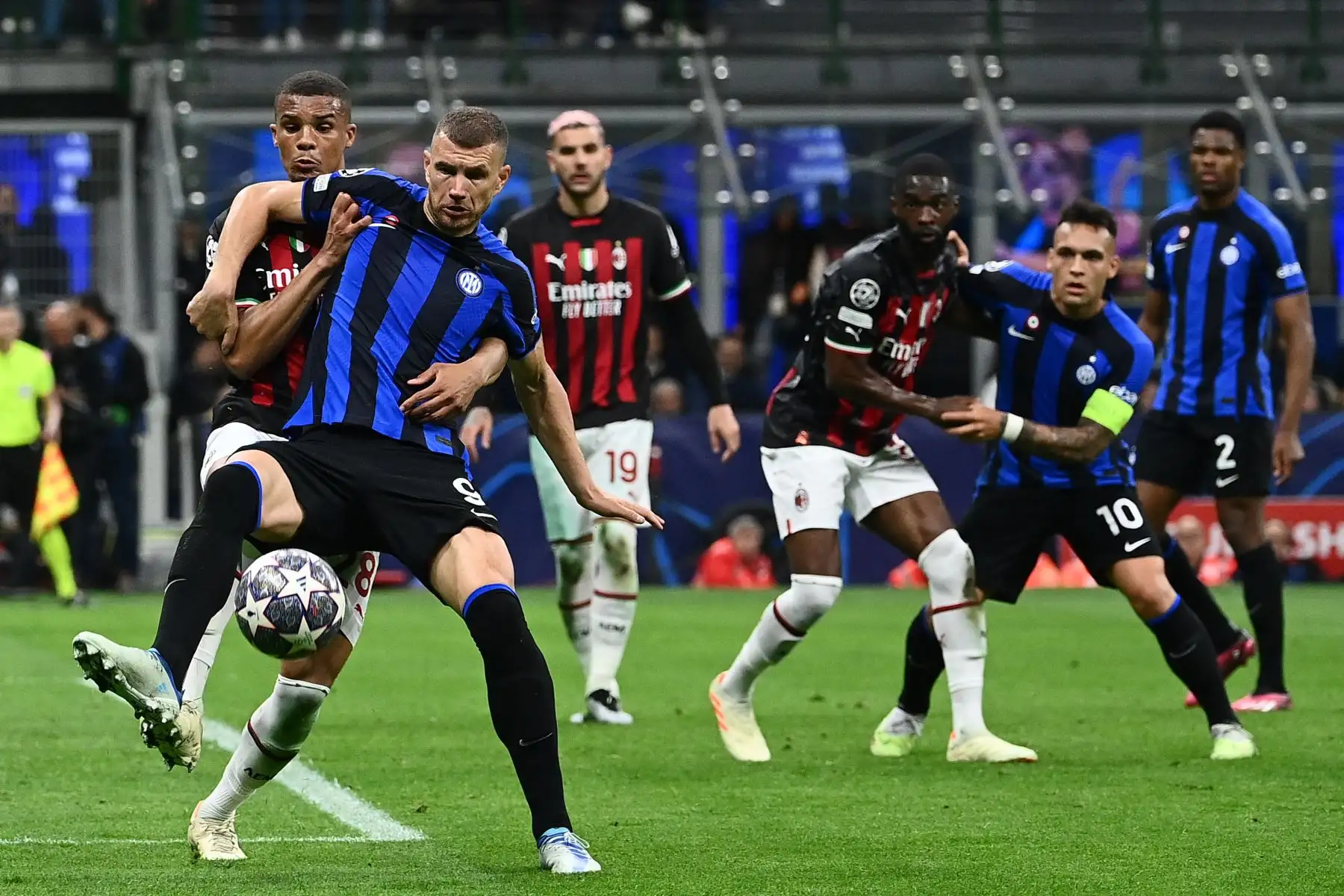 El delantero bosnio del Inter de Milán, Edin Dzeko (Front L), desafía al defensor germano-finlandés del AC Milan, Malick Thiaw, durante el partido de fútbol de vuelta de la semifinal de la Liga de Campeones de la UEFA entre el Inter de Milán y el AC Milan el 16 de mayo de 2023 en el tyhe Giuseppe-Meazza (San Siro). ) estadio de Milán.
Foto: AFP