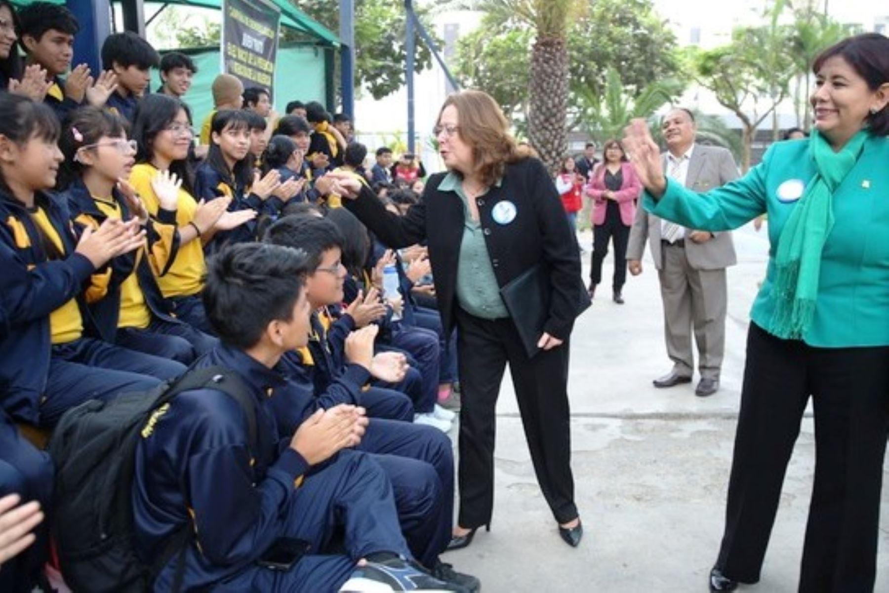 La ministra de Educación, Magnet Márquez, visita colegio en San Borja. Foto: ANDINA/Difusión.