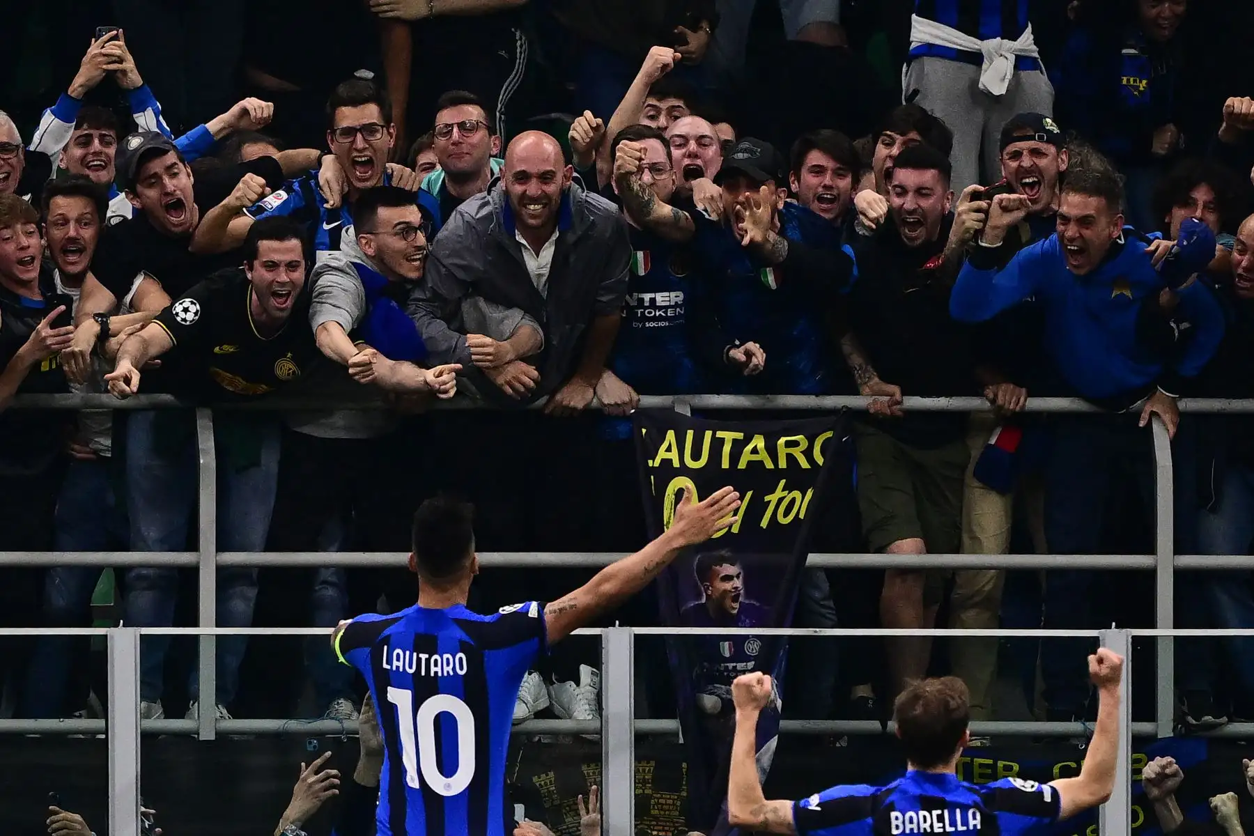 El delantero argentino del Inter de Milán, Lautaro Martínez (L), celebra después de abrir el marcador durante el partido de fútbol de vuelta de la semifinal de la Liga de Campeones de la UEFA entre el Inter de Milán y el AC Milán el 16 de mayo de 2023 en el estadio tyhe Giuseppe-Meazza (San Siro) en Milán.
Foto: AFP