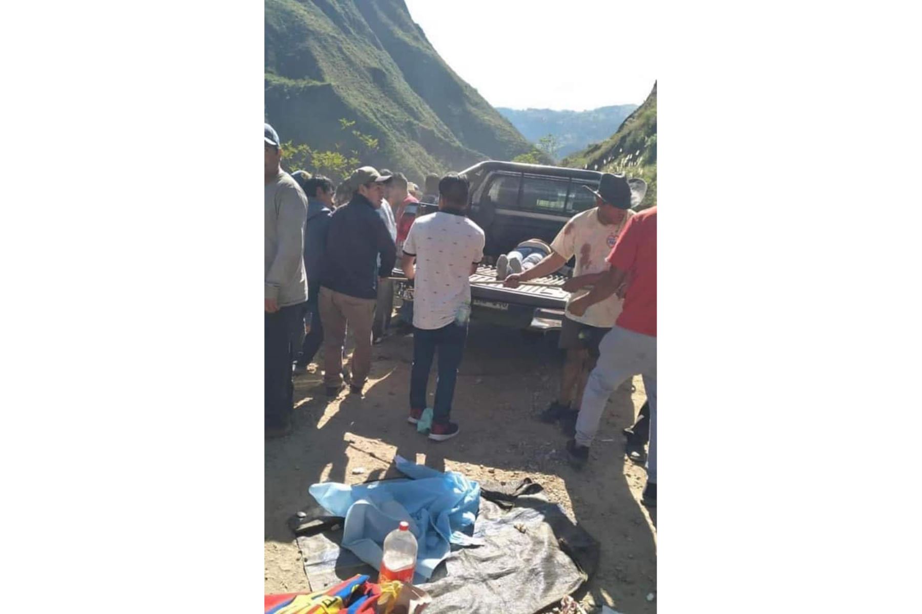 A las labores de rescate en la carretera Pampas-Conchucos también se han unido pasajeros y conductores de otros vehículos. Foto: ANDINA/Difusión