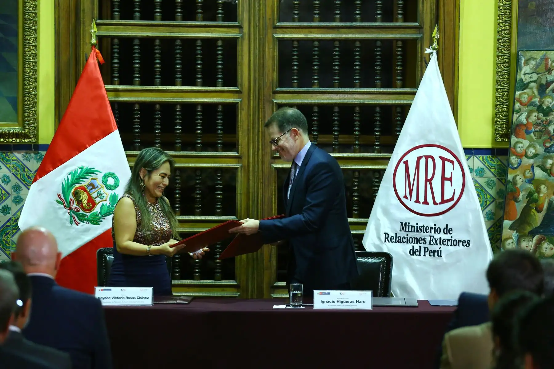 Cancillería entrega al Ministerio de Cultura, bienes culturales repatriados desde Estados Unidos, pertenecientes al Patrimonio Cultural de la Nación. En la imagen, participan, la Viceministra de Patrimonio Cultural e Industrias Culturales del Ministerio de Cultura,  Haydee Rosas Chávez y el Viceministro de Relaciones Exteriores, Ignacio Higueras Hare.
Foto: ANDINA/Eddy Ramos