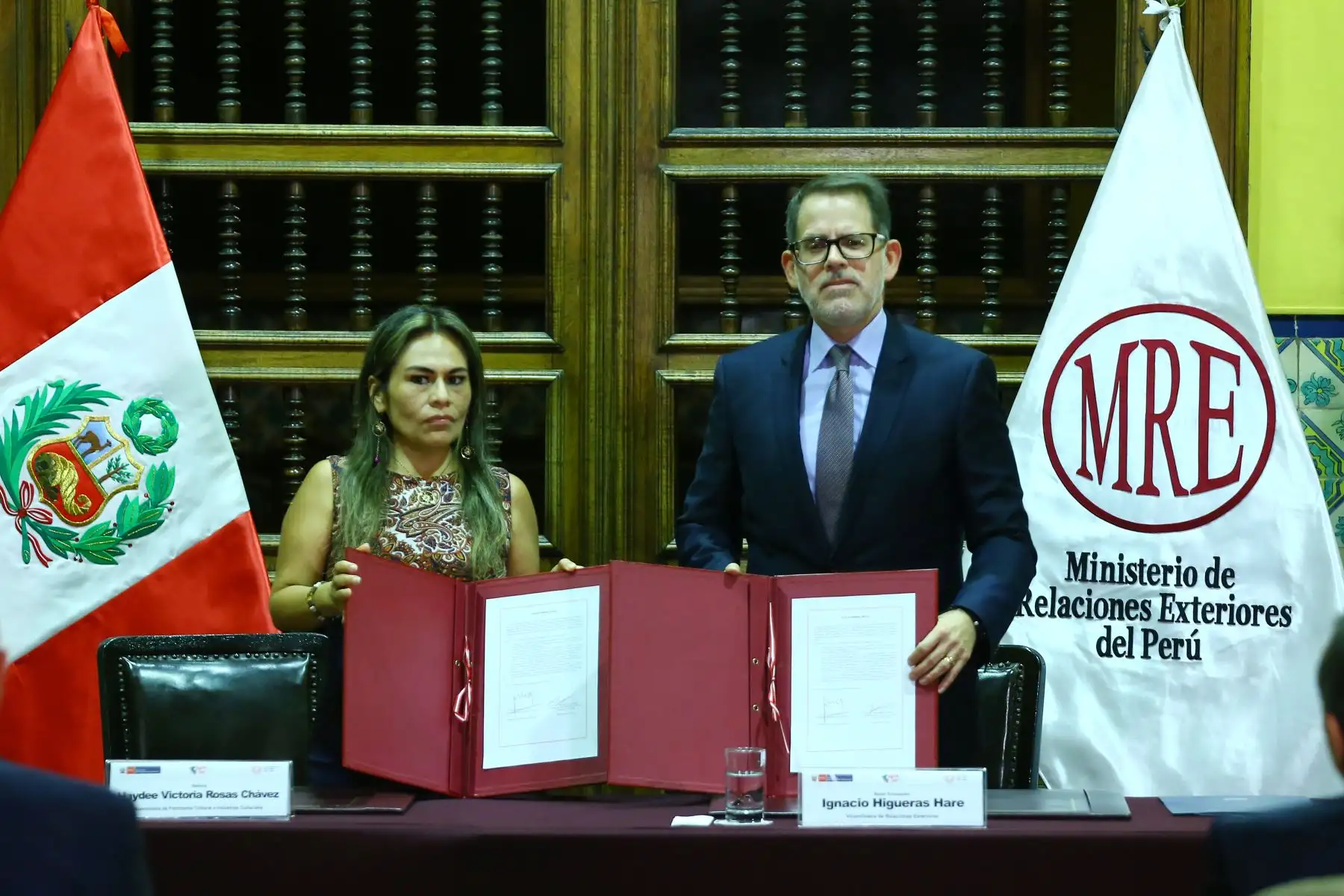 Cancillería entrega al Ministerio de Cultura, bienes culturales repatriados desde Estados Unidos, pertenecientes al Patrimonio Cultural de la Nación. En la imagen, participan, la Viceministra de Patrimonio Cultural e Industrias Culturales del Ministerio de Cultura,  Haydee Rosas Chávez y el Viceministro de Relaciones Exteriores, Ignacio Higueras Hare.
Foto: ANDINA/Eddy Ramos