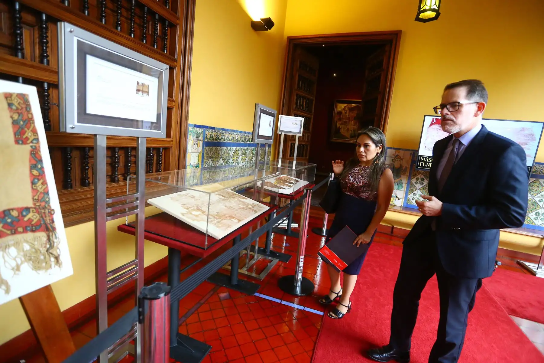 Cancillería entrega al Ministerio de Cultura, bienes culturales repatriados desde Estados Unidos, pertenecientes al Patrimonio Cultural de la Nación. En la imagen, participan, la Viceministra de Patrimonio Cultural e Industrias Culturales del Ministerio de Cultura,  Haydee Rosas Chávez y el Viceministro de Relaciones Exteriores, Ignacio Higueras Hare.
Foto: ANDINA/Eddy Ramos