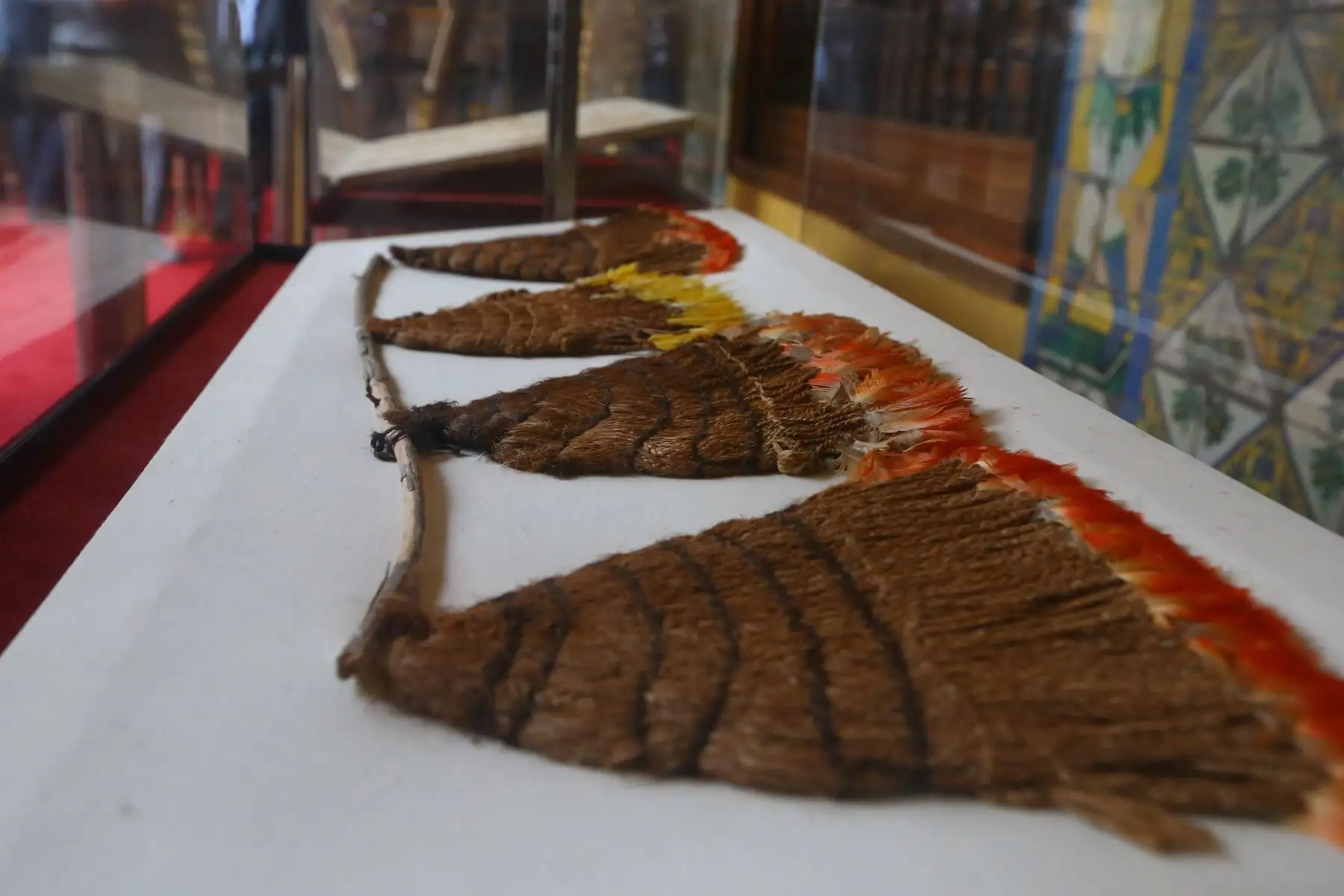 Cancillería entrega al Ministerio de Cultura, bienes culturales repatriados desde Estados Unidos, pertenecientes al Patrimonio Cultural de la Nación. En la imagen, aplicaciones de plumas en colores anaranjado y amarillo.
Foto: ANDINA/Eddy Ramos