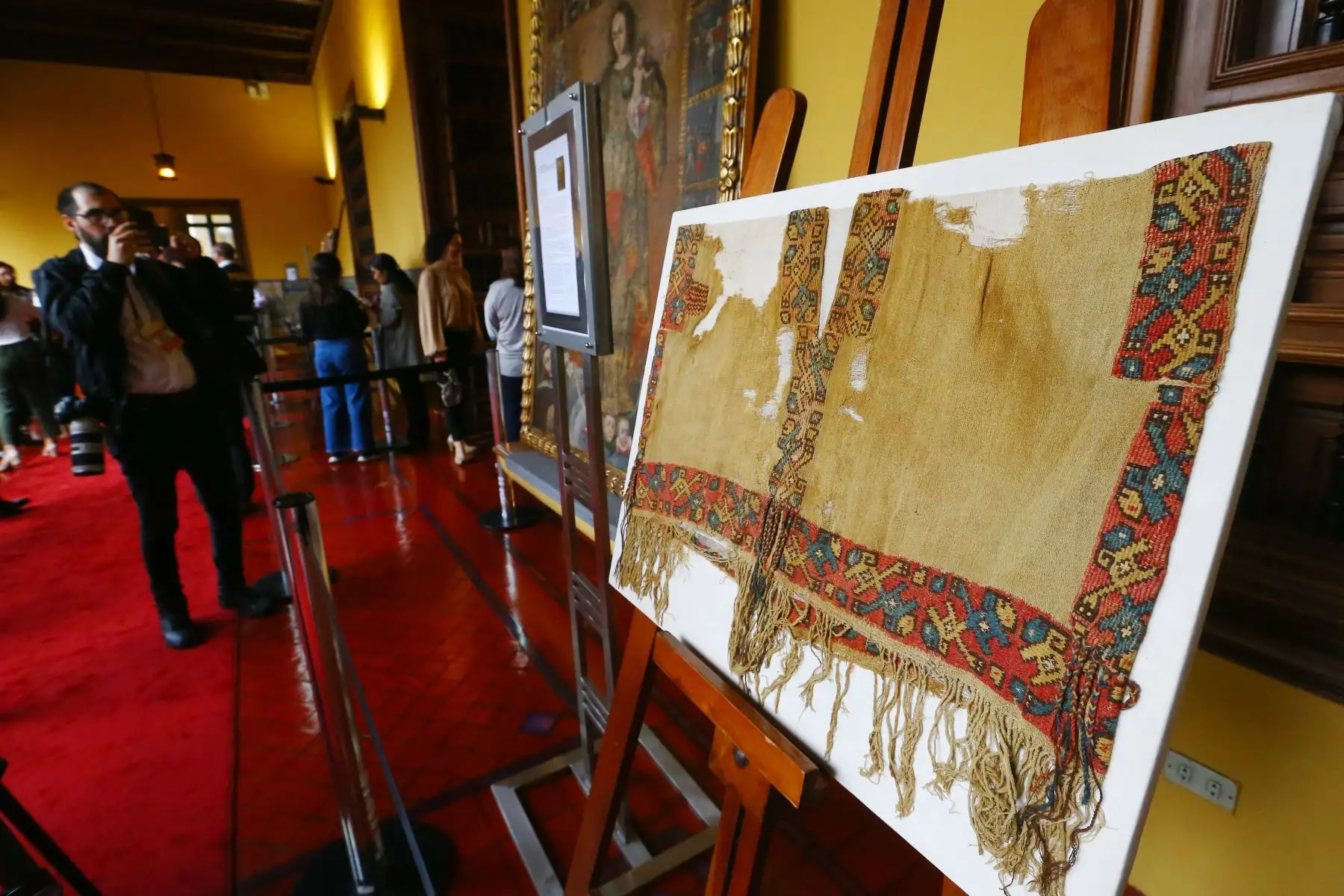 Cancillería entrega al Ministerio de Cultura, bienes culturales repatriados desde Estados Unidos, pertenecientes al Patrimonio Cultural de la Nación. En la imagen, textil elaborado en fibra de camélido, de forma rectangular.
Foto: ANDINA/Eddy Ramos