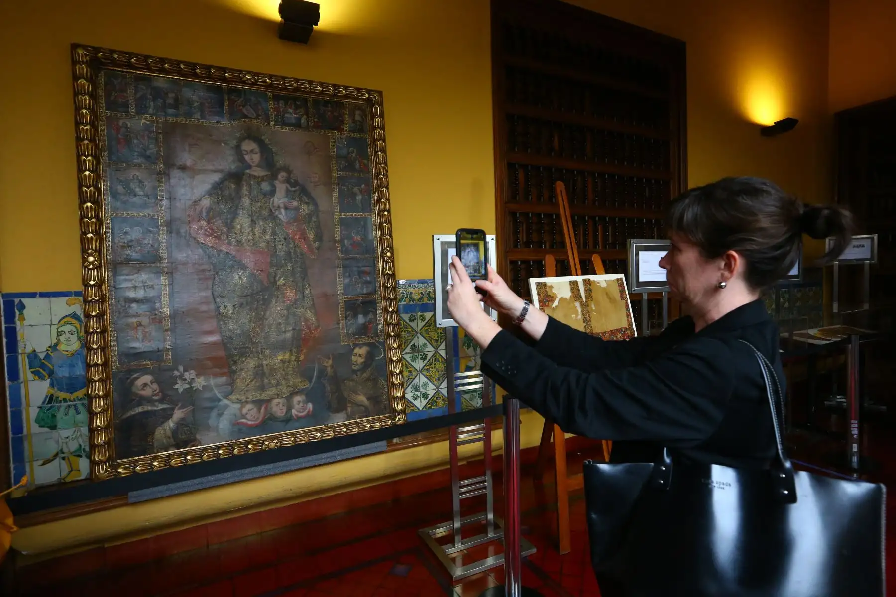 Cancillería entrega al Ministerio de Cultura, bienes culturales repatriados desde Estados Unidos, pertenecientes al Patrimonio Cultural de la Nación. En la imagen, pintura denominada " Virgen del Rosario con santos y los misterios".
Foto: ANDINA/Eddy Ramos