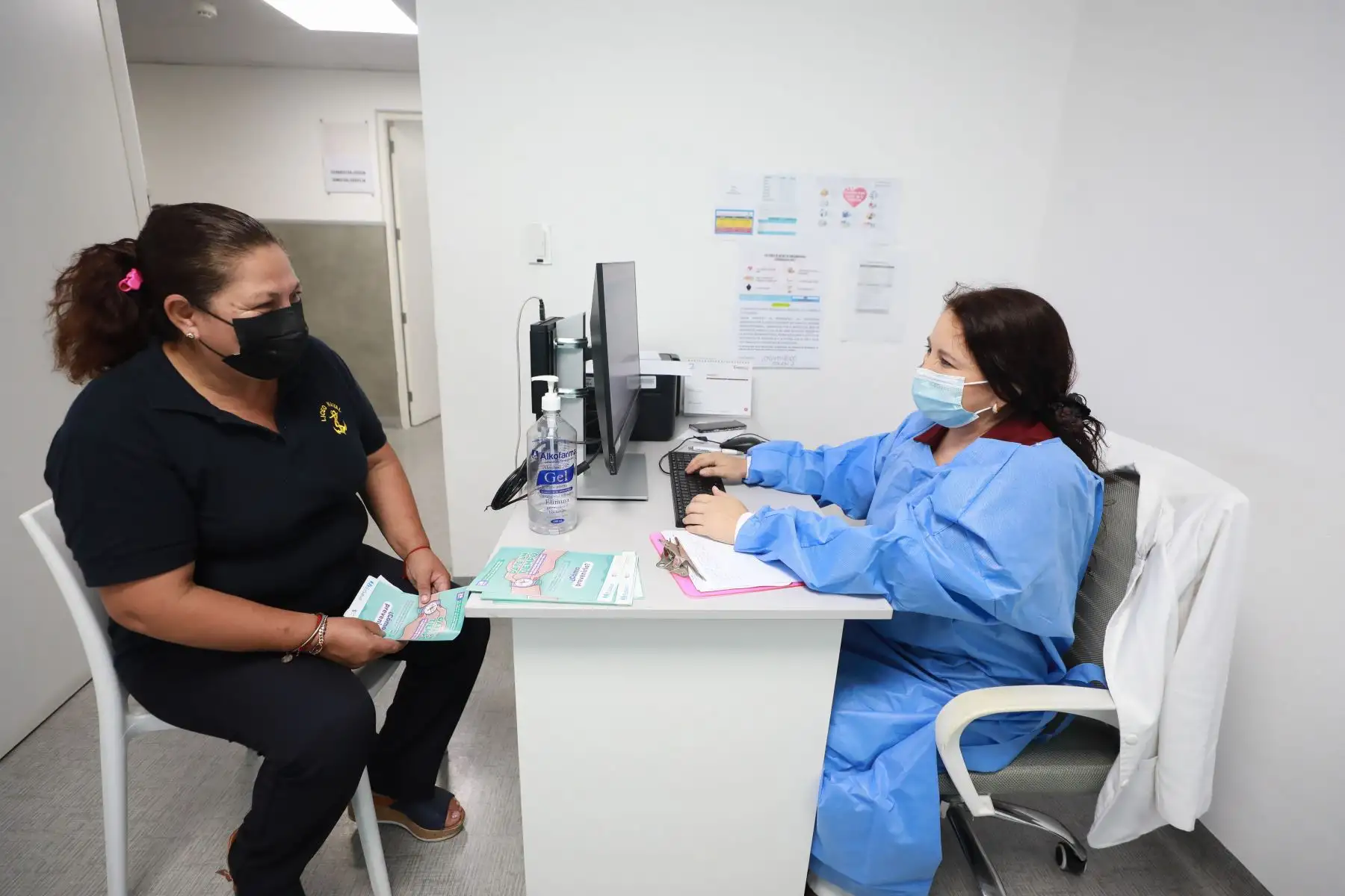 El Seguro Social de Salud (EsSalud) se une las diversas campañas organizadas en todo el país por la Semana Nacional de la Prevención, brindando atenciones para asegurados recién nacidos, adolescentes, jóvenes, adultos y adultos mayores en los servicios de tamizaje, control de crecimiento y desarrollo, vacunación, salud bucal, evaluación de agudeza visual y auditiva, prevención del VIH-Sida, consejería en salud mental y descartes oncológicos.
Foto: ANDINA/EsSalud