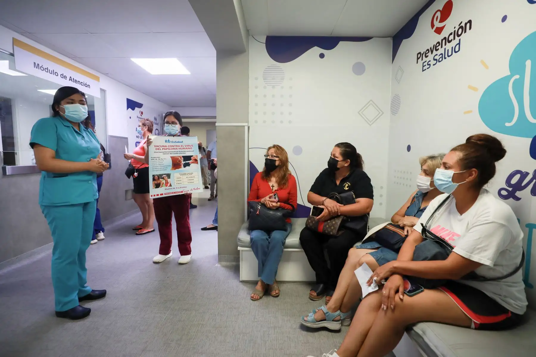El Seguro Social de Salud (EsSalud) se une las diversas campañas organizadas en todo el país por la Semana Nacional de la Prevención, brindando atenciones para asegurados recién nacidos, adolescentes, jóvenes, adultos y adultos mayores en los servicios de tamizaje, control de crecimiento y desarrollo, vacunación, salud bucal, evaluación de agudeza visual y auditiva, prevención del VIH-Sida, consejería en salud mental y descartes oncológicos.
Foto: ANDINA/EsSalud
