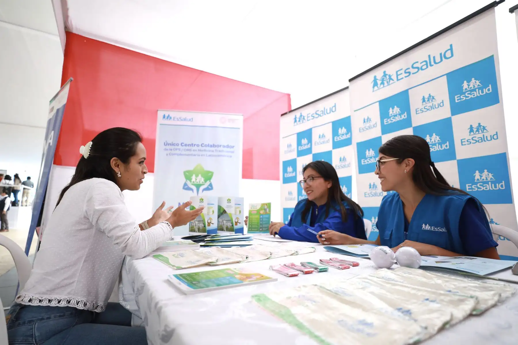 El Seguro Social de Salud (EsSalud) se une las diversas campañas organizadas en todo el país por la Semana Nacional de la Prevención, brindando atenciones para asegurados recién nacidos, adolescentes, jóvenes, adultos y adultos mayores en los servicios de tamizaje, control de crecimiento y desarrollo, vacunación, salud bucal, evaluación de agudeza visual y auditiva, prevención del VIH-Sida, consejería en salud mental y descartes oncológicos.
Foto: ANDINA/EsSalud