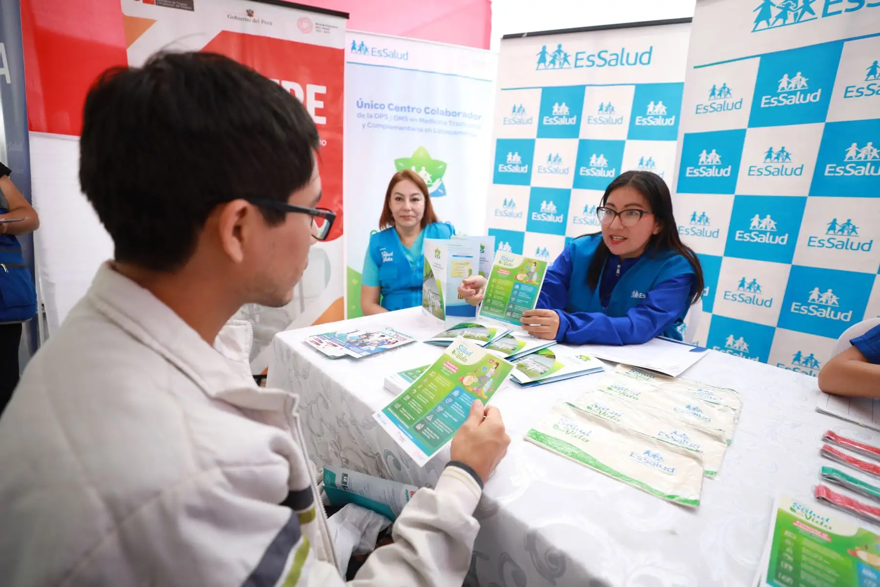 El Seguro Social de Salud (EsSalud) se une las diversas campañas organizadas en todo el país por la Semana Nacional de la Prevención, brindando atenciones para asegurados recién nacidos, adolescentes, jóvenes, adultos y adultos mayores en los servicios de tamizaje, control de crecimiento y desarrollo, vacunación, salud bucal, evaluación de agudeza visual y auditiva, prevención del VIH-Sida, consejería en salud mental y descartes oncológicos.
Foto: ANDINA/EsSalud
