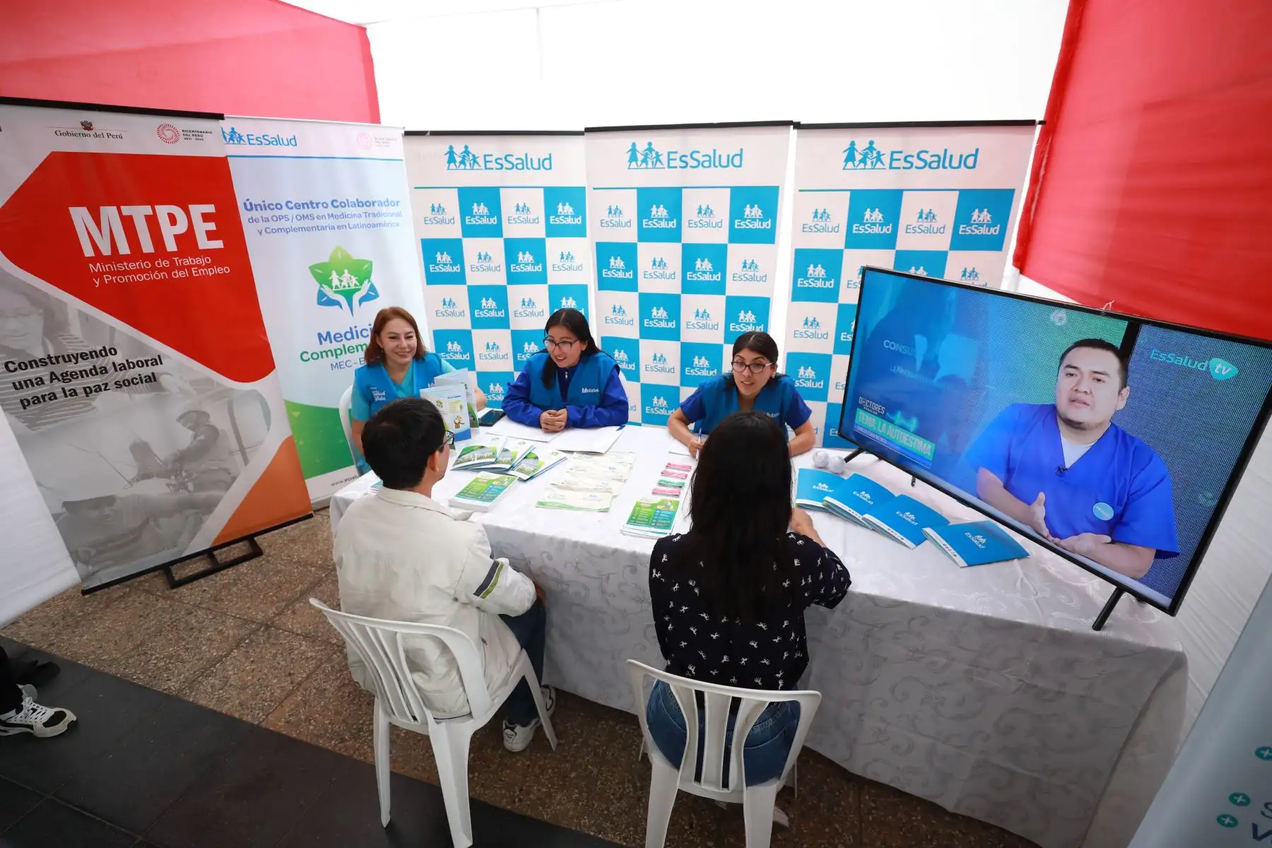 El Seguro Social de Salud (EsSalud) se une las diversas campañas organizadas en todo el país por la Semana Nacional de la Prevención, brindando atenciones para asegurados recién nacidos, adolescentes, jóvenes, adultos y adultos mayores en los servicios de tamizaje, control de crecimiento y desarrollo, vacunación, salud bucal, evaluación de agudeza visual y auditiva, prevención del VIH-Sida, consejería en salud mental y descartes oncológicos.
Foto: ANDINA/EsSalud