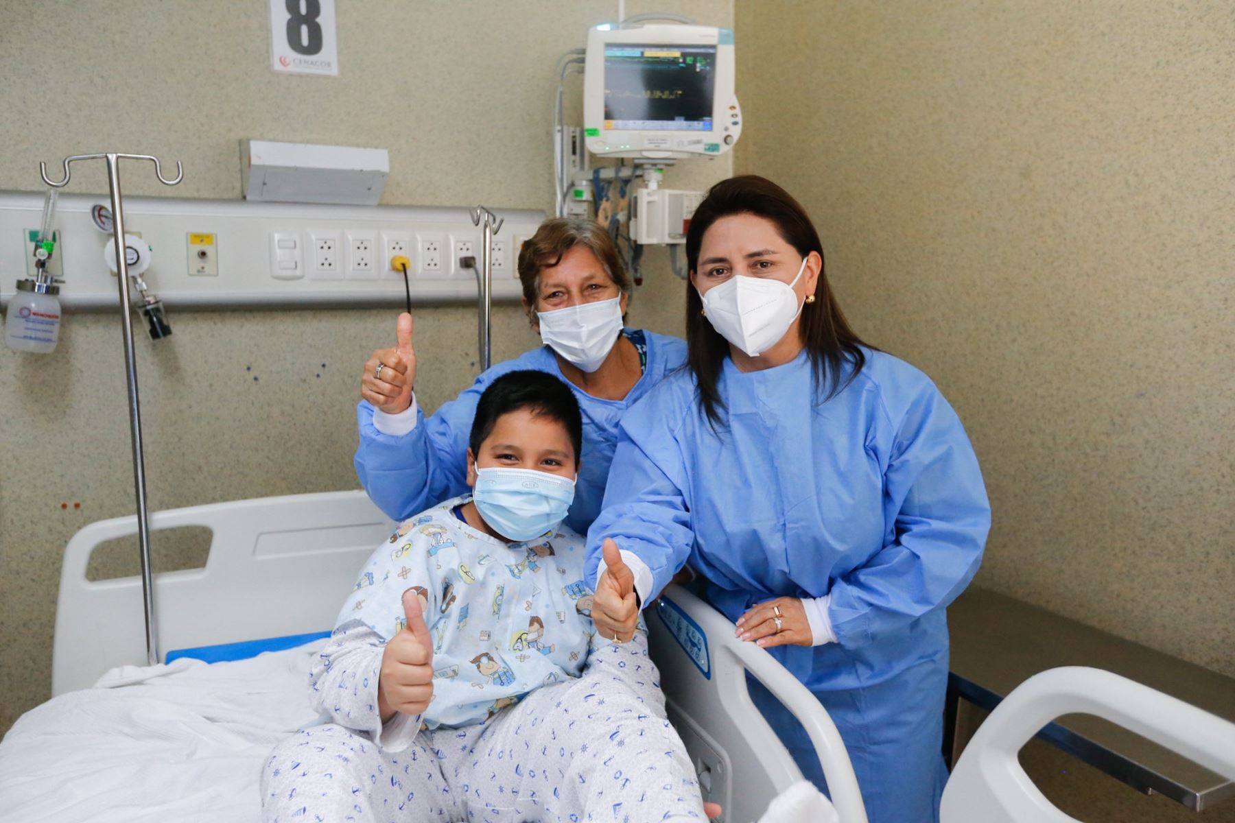 La ministra de Salud, Rosa Gutiérrez Palomino, visitó a los cuatro menores con malformaciones congénitas cardiovasculares, provenientes de Yurimaguas, en Loreto, que fueron operados en el Hospital Nacional Dos de Mayo. ANDINA/ Minsa.