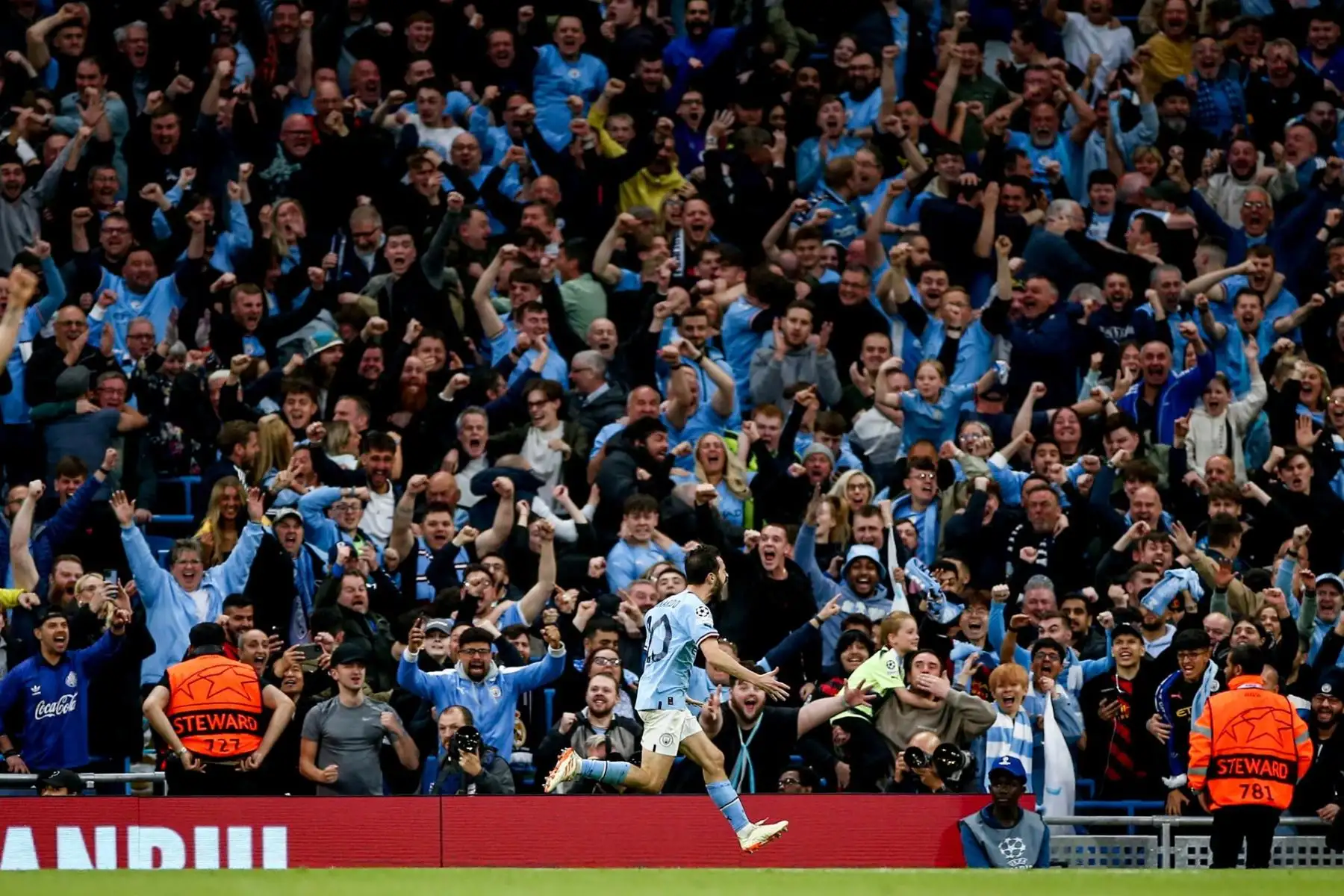 Bernardo Silva del Manchester City celebra después de marcar el gol 2-0 durante las semifinales de la Liga de Campeones de la UEFA, partido de fútbol de vuelta entre el Manchester City y el Real Madrid en Manchester, Gran Bretaña, el 17 de mayo de 2023.
Foto: EFE