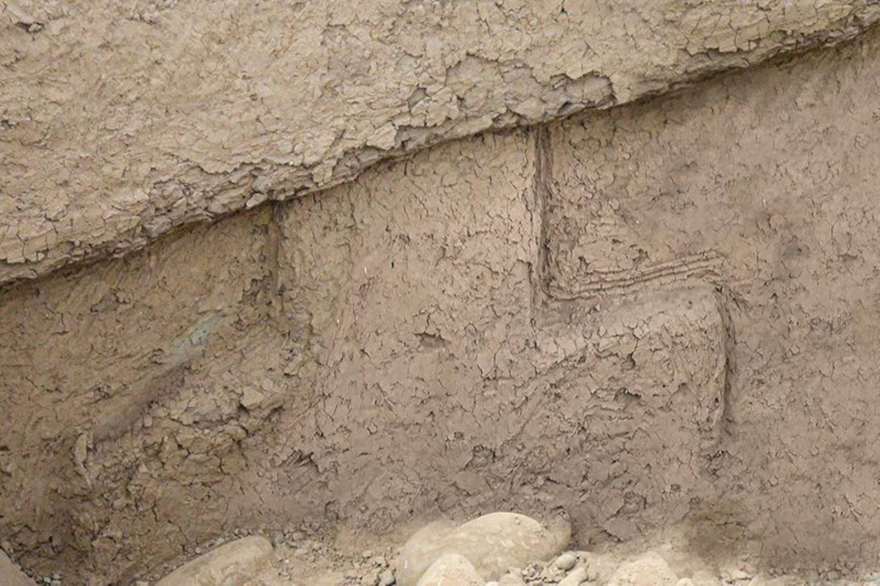 Tras las primeras excavaciones en un muro a medio descubrir, construido a base de piedras y adobes en relieve de barro, fue apareciendo la chakana. Foto: UNMSM
