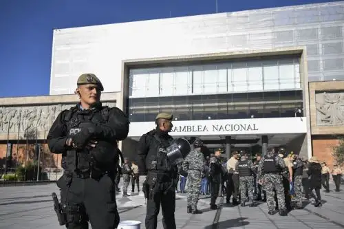 Las fuerzas de seguridad montan guardia frente a la Asamblea Nacional en Quito después de que el presidente de Ecuador, Guillermo Lasso, emitió un decreto para disolver ese poder. Foto: AFP/Archivo