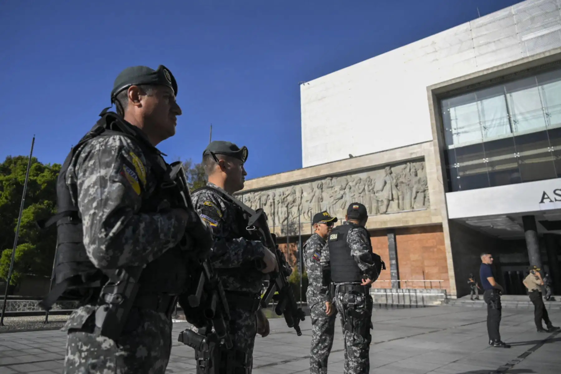 Las fuerzas de seguridad hacen guardia frente a la Asamblea Nacional en Quito después de que el presidente de Ecuador, Guillermo Lasso, quien enfrenta un proceso de juicio político en el Congreso por presunta corrupción, emitiera un decreto para disolver la legislatura.

Foto:AFP