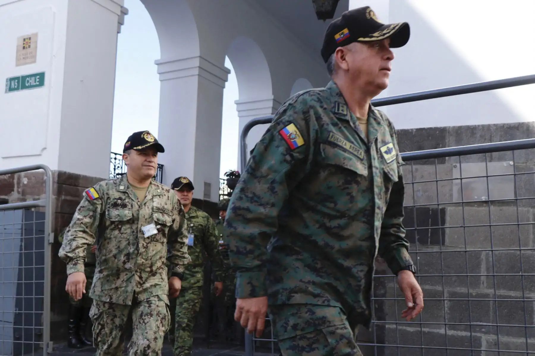 Miembros de las Fuerzas Armadas abandonan el Palacio Presidencial de Carondelet en Quito luego de que el presidente de Ecuador, Guillermo Lasso, quien enfrenta un proceso de juicio político en el Congreso por presunta corrupción, emitiera un decreto disolviendo la legislatura.

Foto:AFP