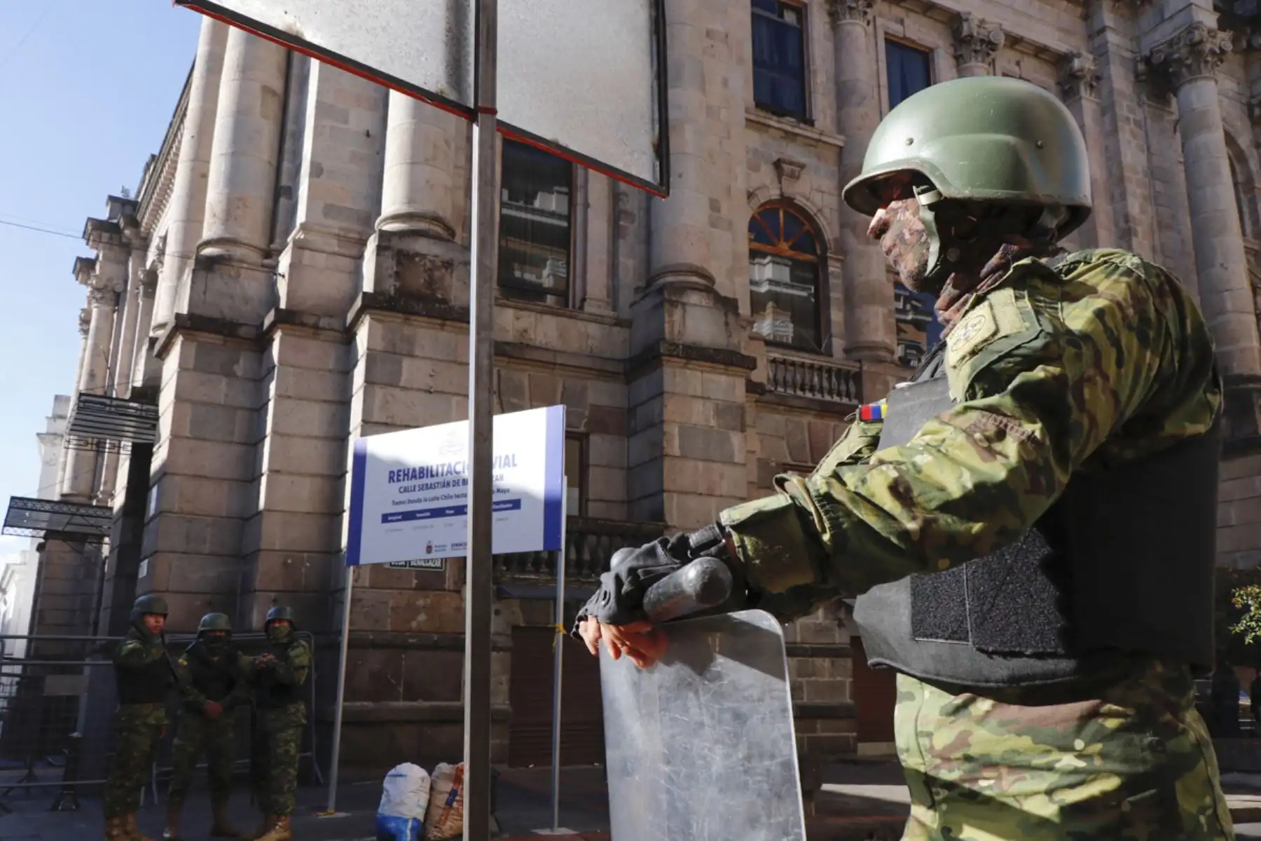 Las fuerzas militares montan guardia frente al Palacio Presidencial de Carondelet en Quito después de que el presidente de Ecuador, Guillermo Lasso, quien enfrenta un proceso de juicio político en el Congreso por presunta corrupción, emitió un decreto para disolver la legislatura

Foto:AFP
