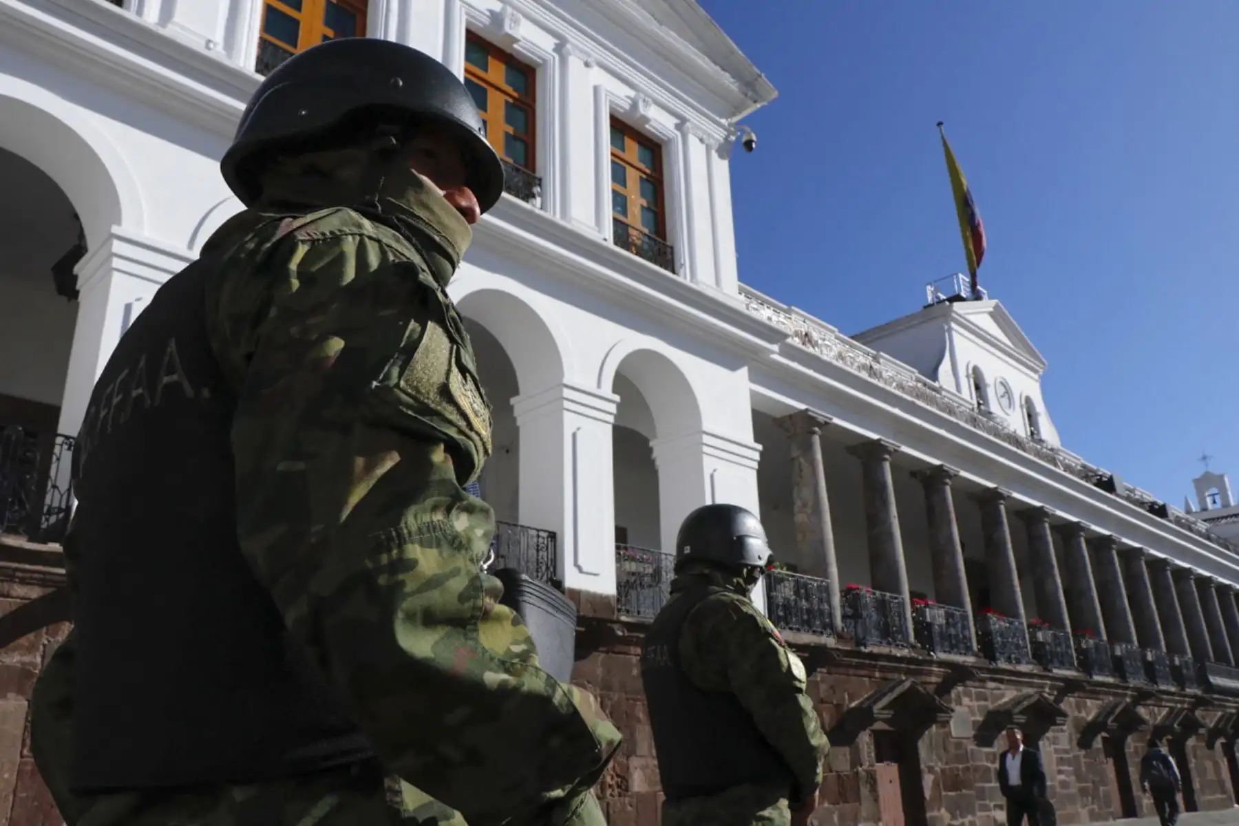 Las fuerzas militares montan guardia frente al Palacio Presidencial de Carondelet en Quito después de que el presidente de Ecuador, Guillermo Lasso, quien enfrenta un proceso de juicio político en el Congreso por presunta corrupción, emitió un decreto para disolver la legislatura

Foto:AFP