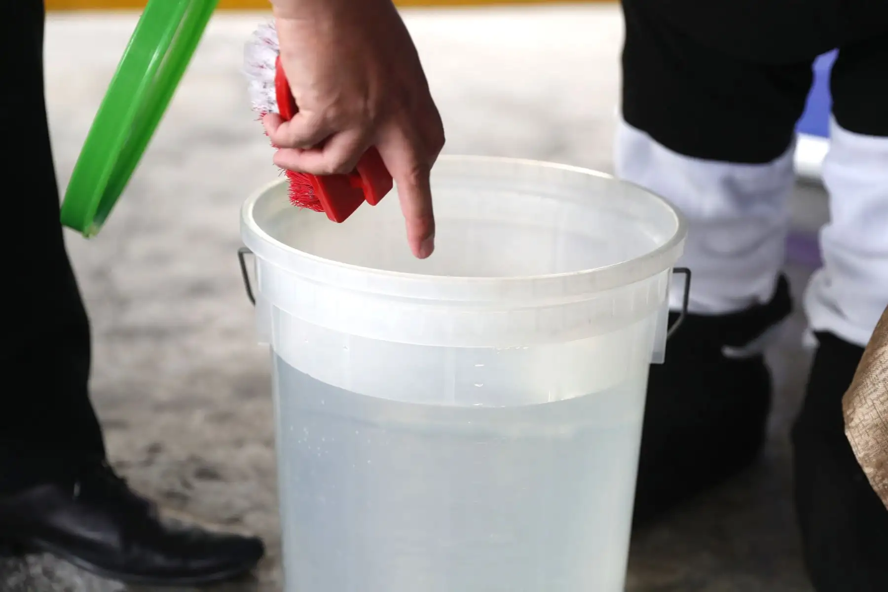 Las principales recomendaciones de Digesa son tapar herméticamente, los recipientes de agua, lavarlos y escobillarlos, y cambiar el agua como máximo cada 3 días. Foto: ANDINA/Daniel Bracamonte