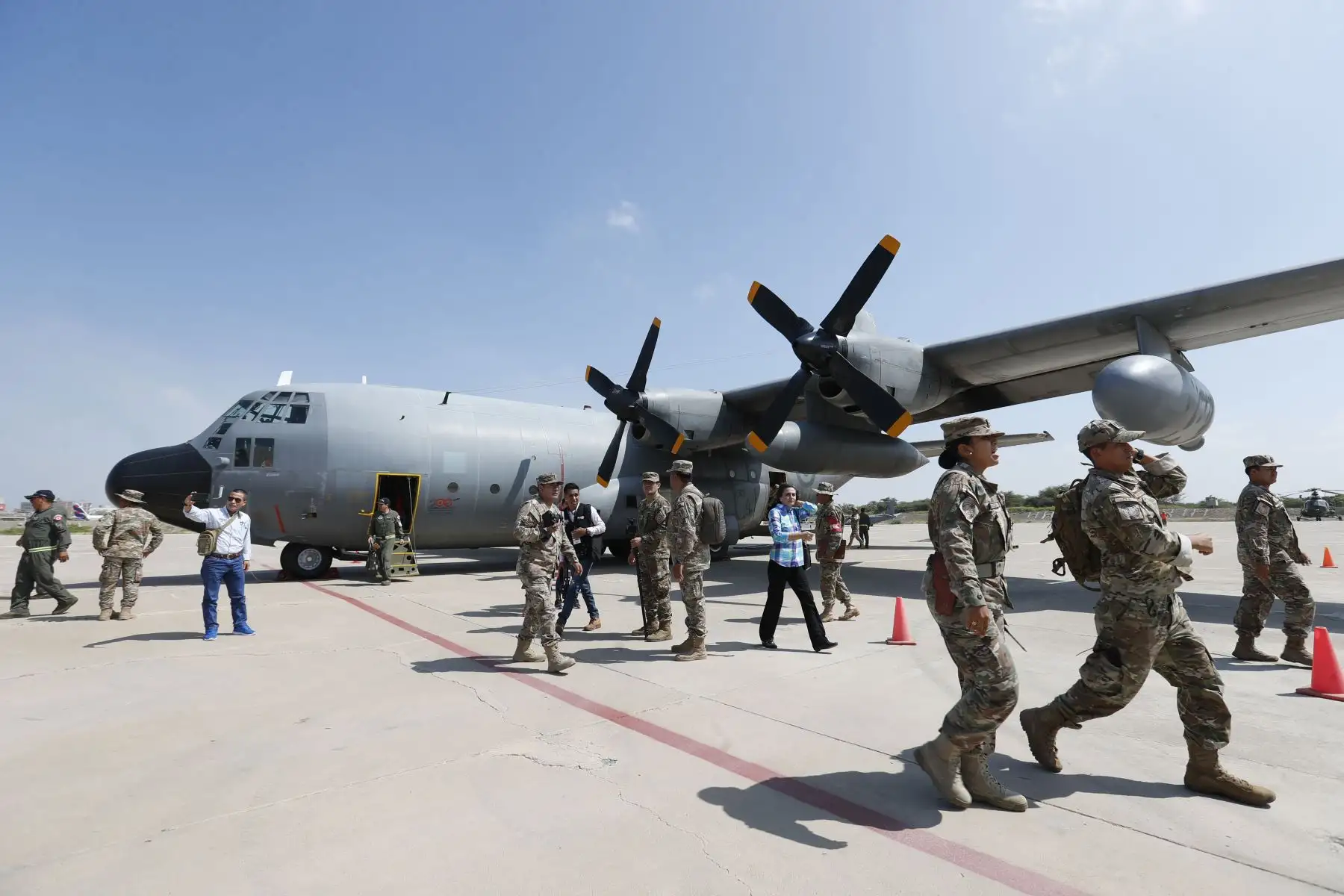 Las fuerzas aéreas de 13 países de América, incluida la FAP, que participan en el ejercicio combinado "Cooperación IX", se trasladaron a Chiclayo y realizaron prácticas de envío de ayuda humanitaria por paracaídas a zonas de difícil acceso, además de prácticas de evacuaciones aeromédicas y extracción aérea de paramédicos y personal militar. Foto: ANDINA/Daniel Bracamonte