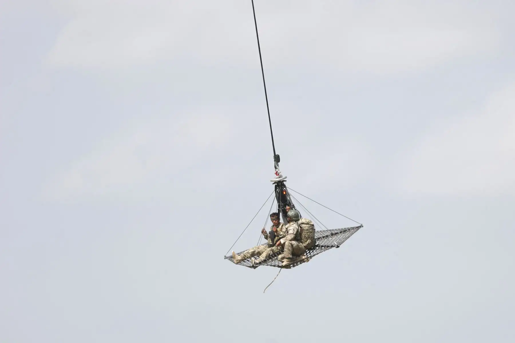 Las fuerzas aéreas de 13 países de América, incluida la FAP, que participan en el ejercicio combinado "Cooperación IX", se trasladaron a Chiclayo y realizaron prácticas de envío de ayuda humanitaria por paracaídas a zonas de difícil acceso, además de prácticas de evacuaciones aeromédicas y extracción aérea de paramédicos y personal militar. Foto: ANDINA/Daniel Bracamonte