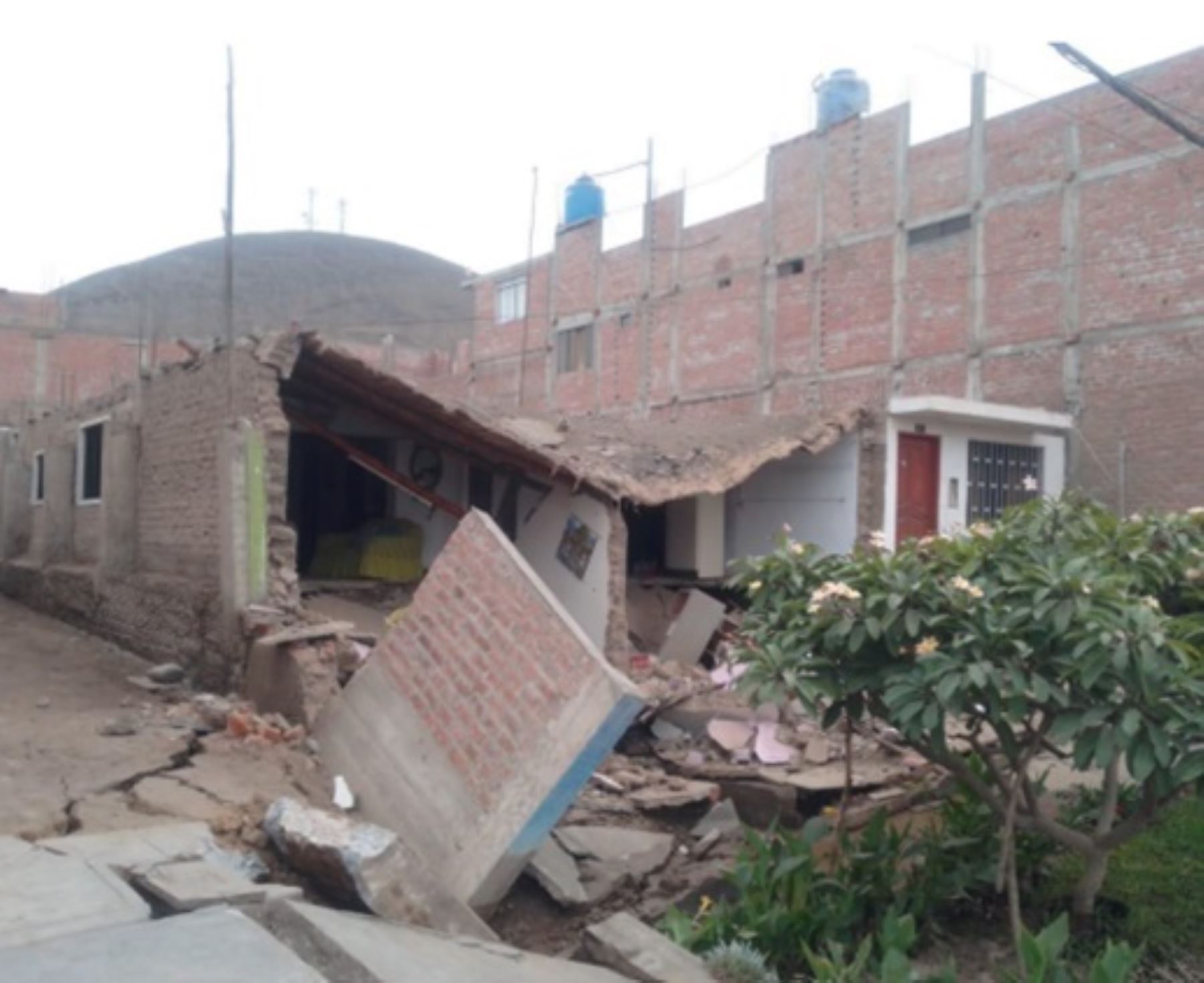 Varias viviendas sufrieron daños en el centro poblado Peralvillo, en el distrito de Chancay, a consecuencia del hundimiento de terreno.