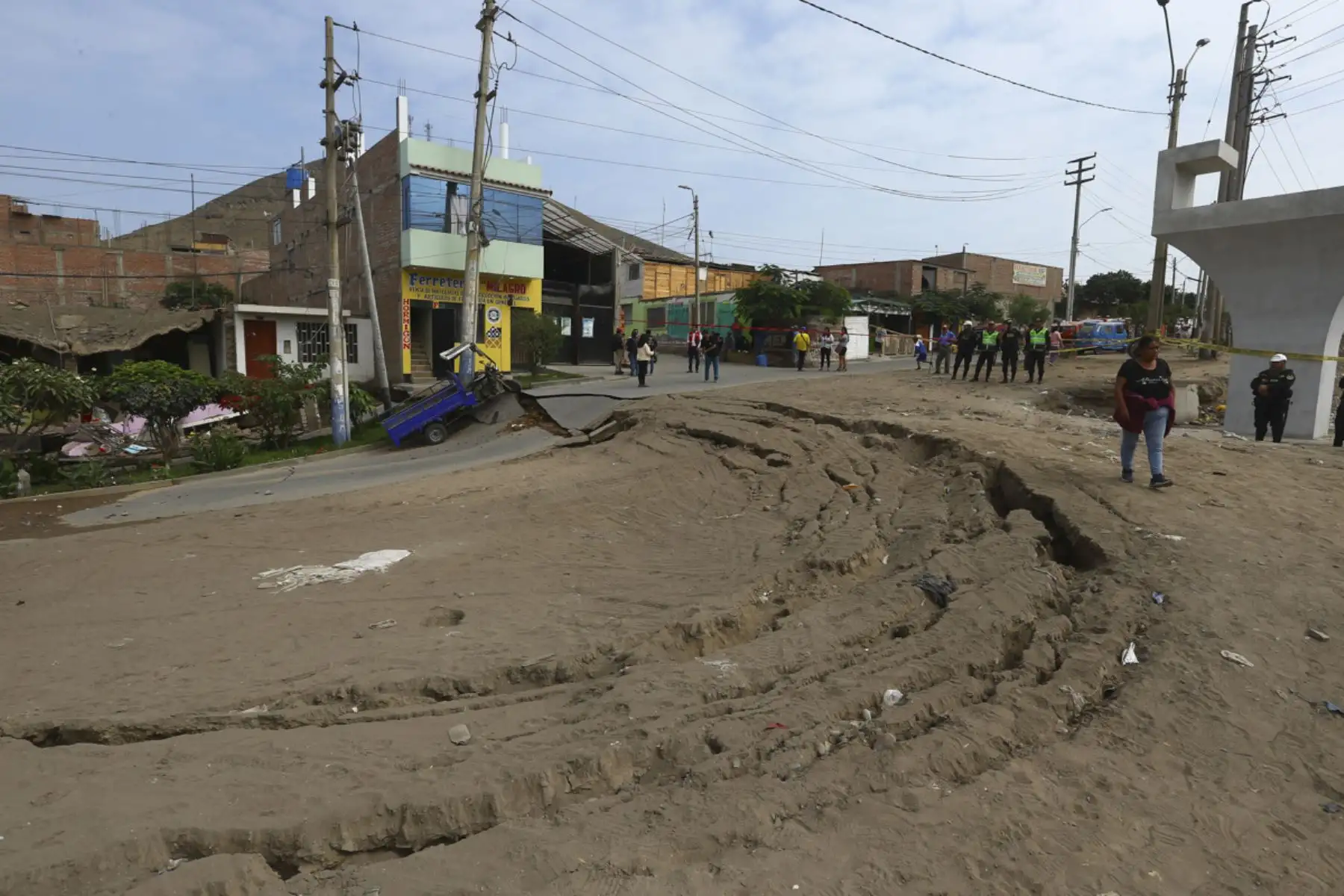 Casas de la zona de Peralvillo, en Huaral, resultaron afectadas tras el hundimiento del terreno a causa de las obras del megapuerto de Chancay

Foto: ANDINA/Eddy Ramos