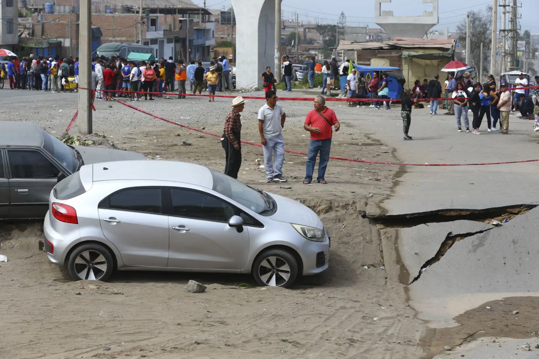 El tránsito en la carretera Panamericana Norte, a la altura del kilómetro 80, en el distrito de Chancay, provincia limeña de Huaral, fue cerrado esta mañana debido al hundimiento de la pista.
Foto: ANDINA/Eddy Ramos