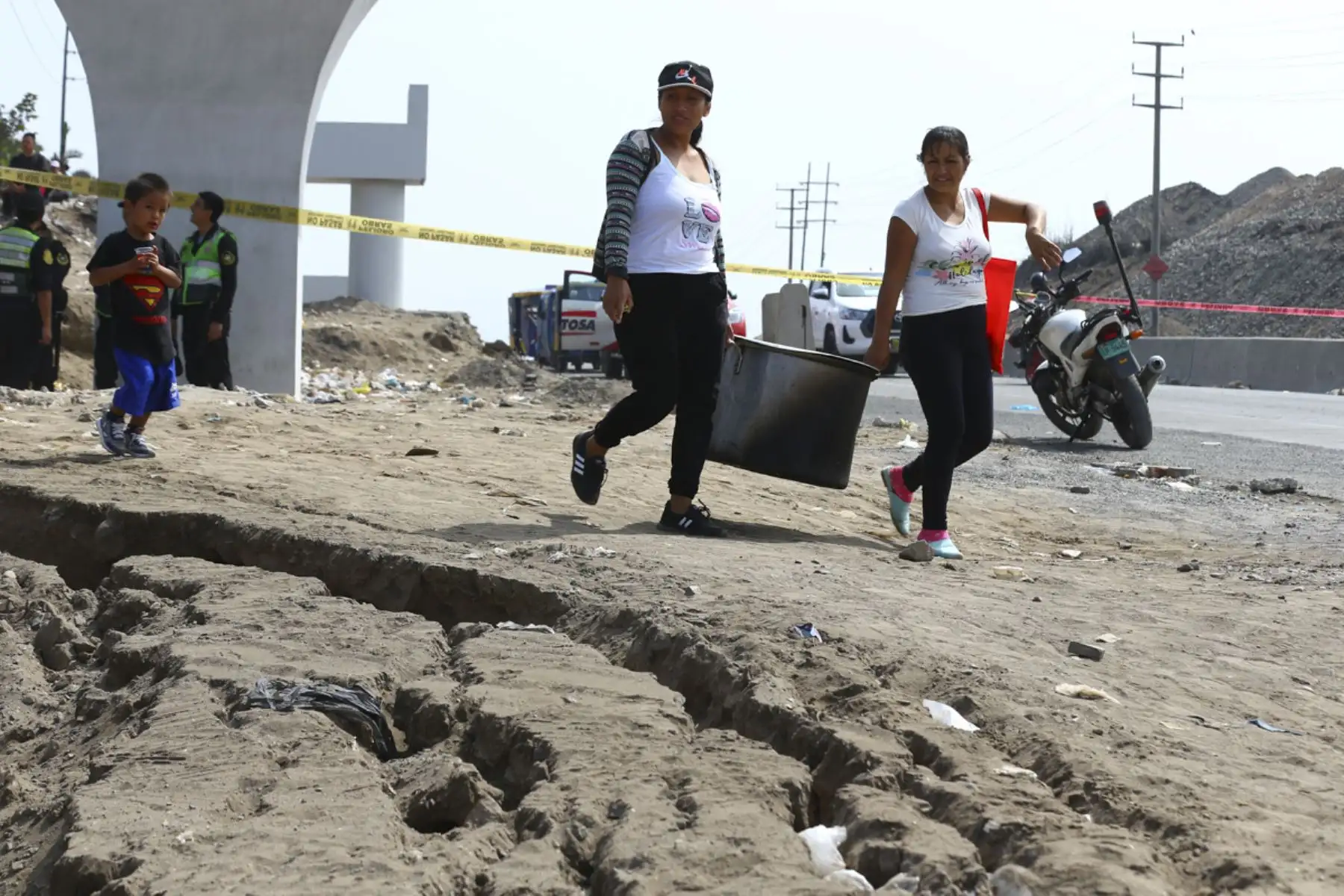 Casas de la zona de Peralvillo, en Huaral, resultaron afectadas tras el hundimiento del terreno a causa de las obras del megapuerto de Chancay

Foto: ANDINA/Eddy Ramos